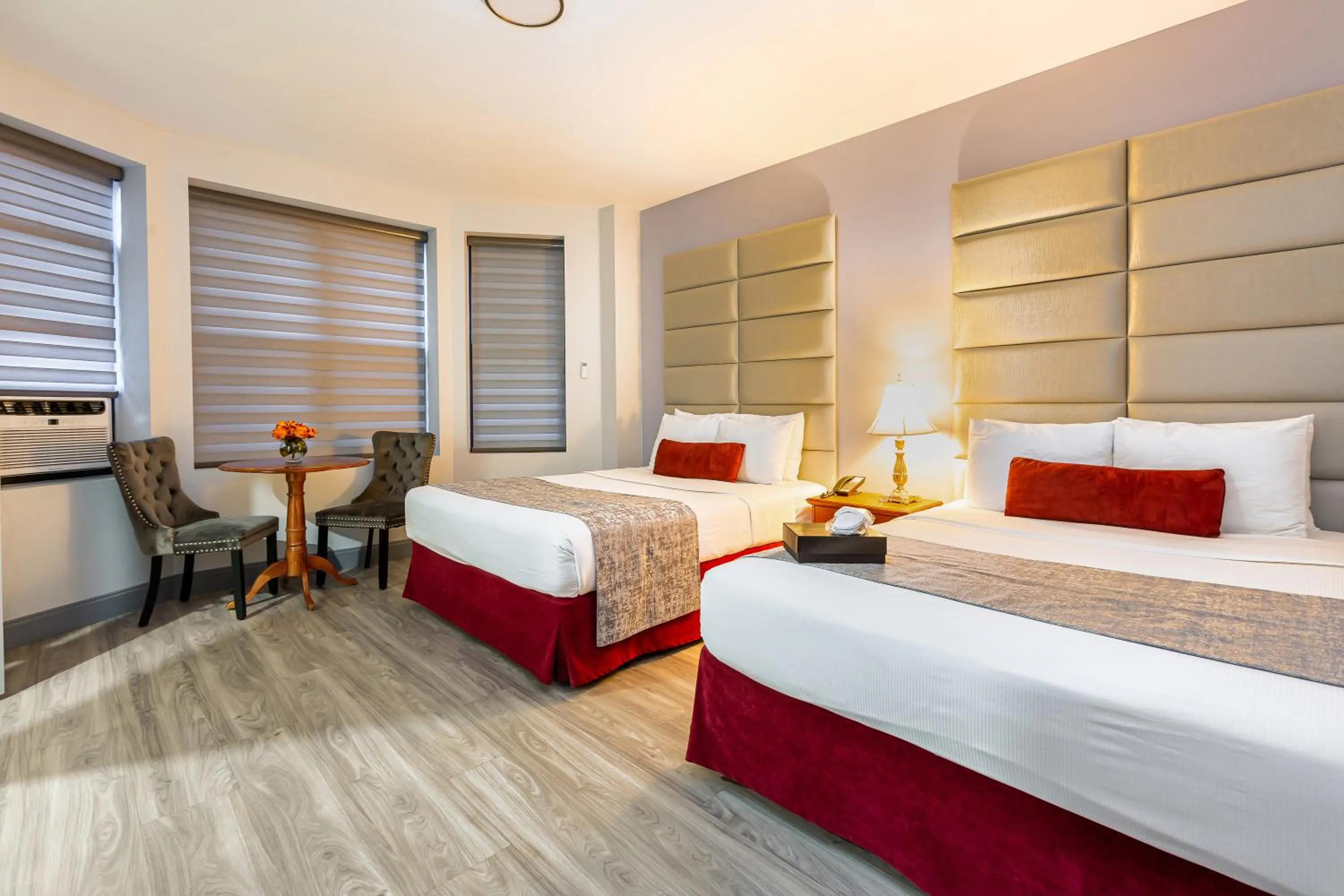 Two Double Beds Room, Accessible in Hotel St. James