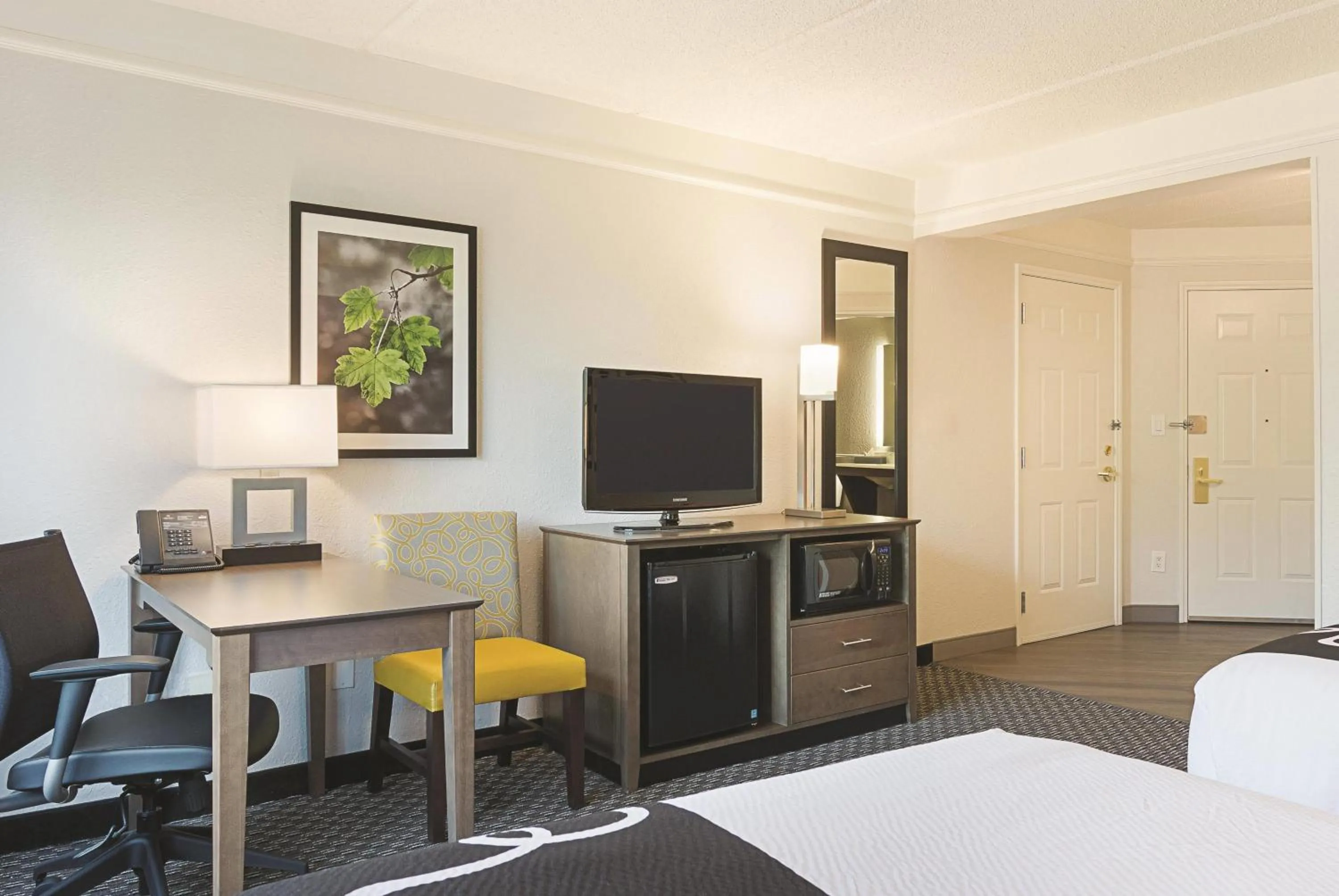 Double Room with Two Double Beds and Bathtub - Mobility/Hearing Accessible - Non-Smoking in La Quinta by Wyndham Atlanta Perimeter Medical