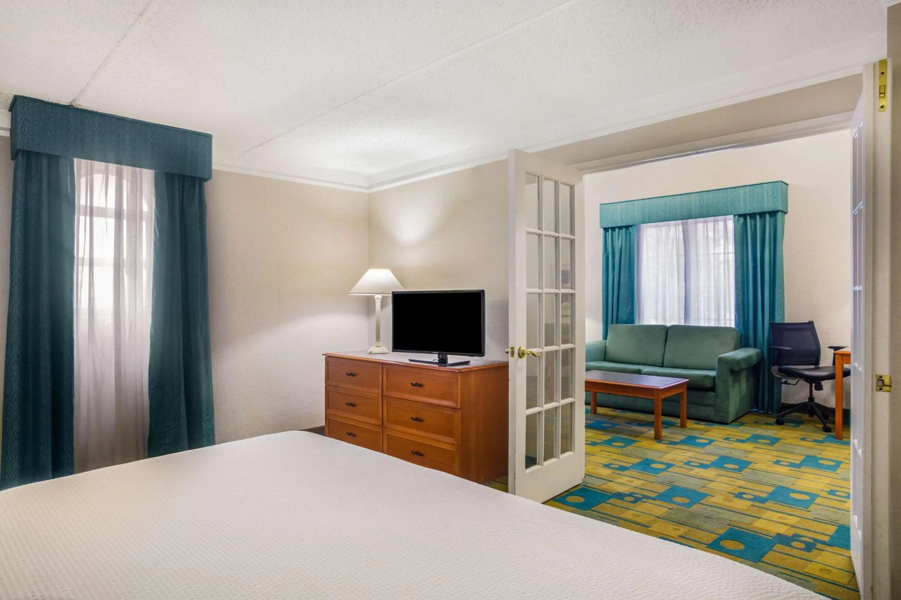 Deluxe King Suite - Non-Smoking in Super 8 by Wyndham Eagle Pass
