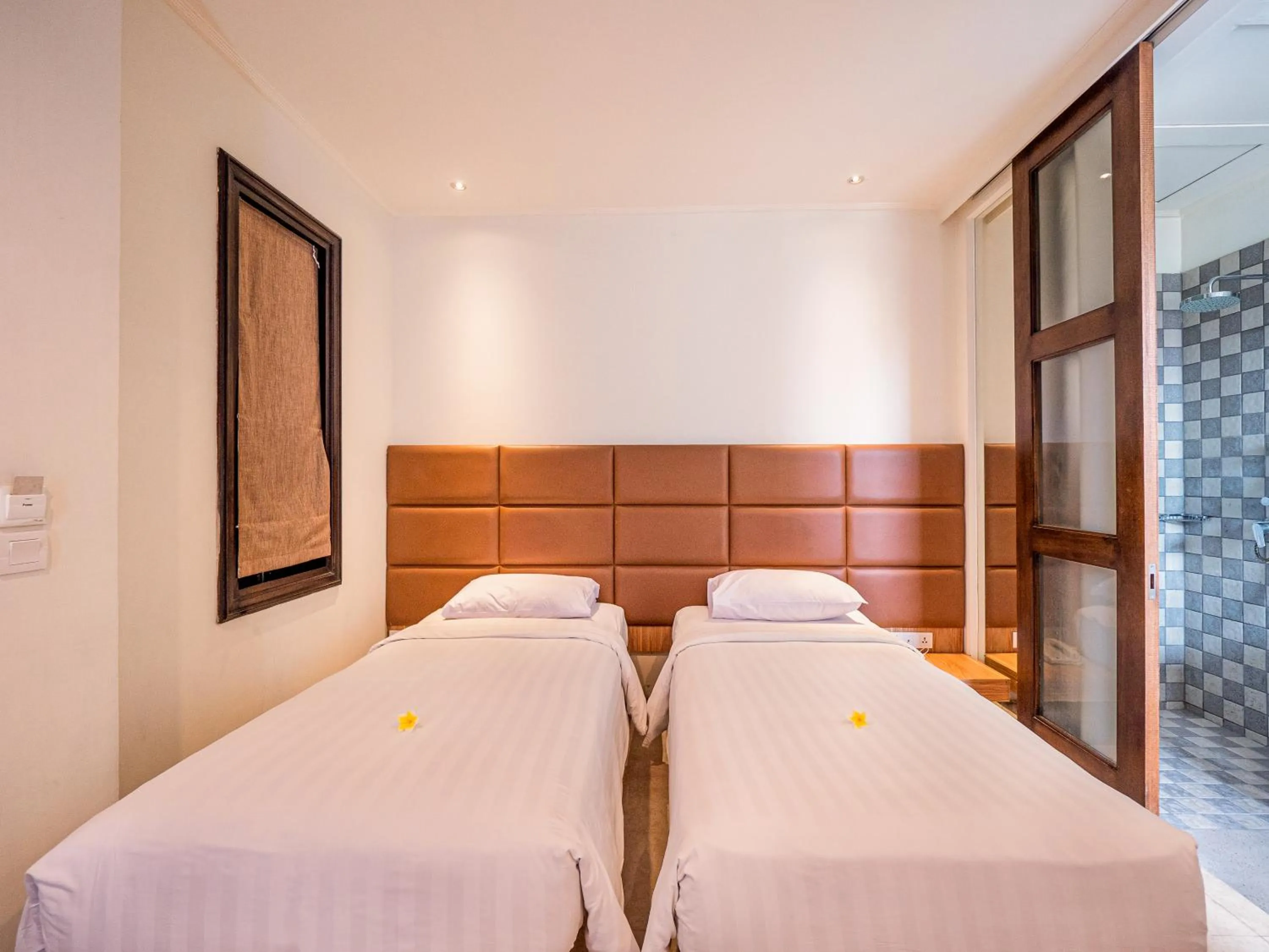 Standard Twin Room in Alron Hotel Kuta Powered by Archipelago