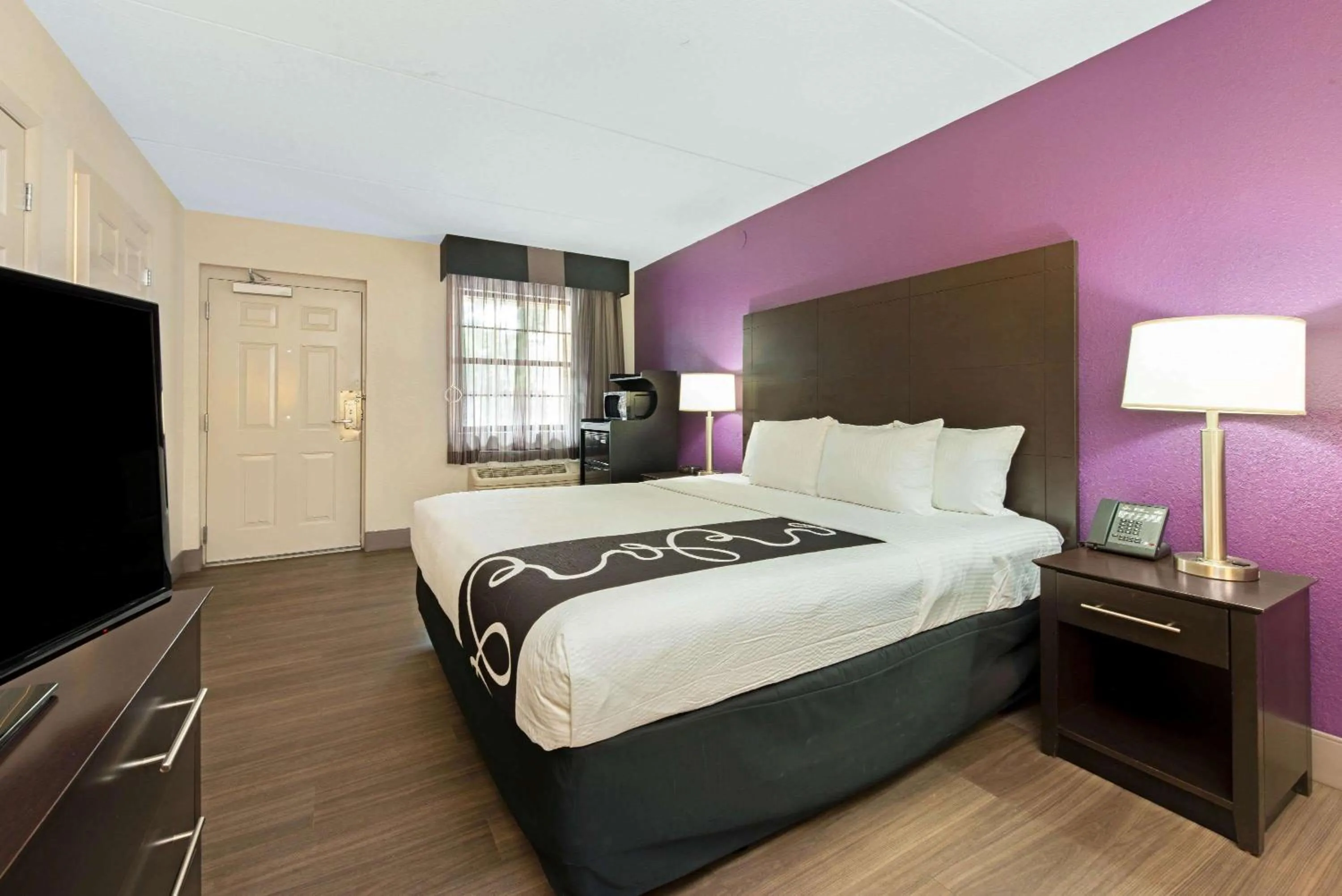 King Room with One kind Bed and One Sofa Bed -  Non-Smoking in La Quinta Inn by Wyndham Miami Airport North