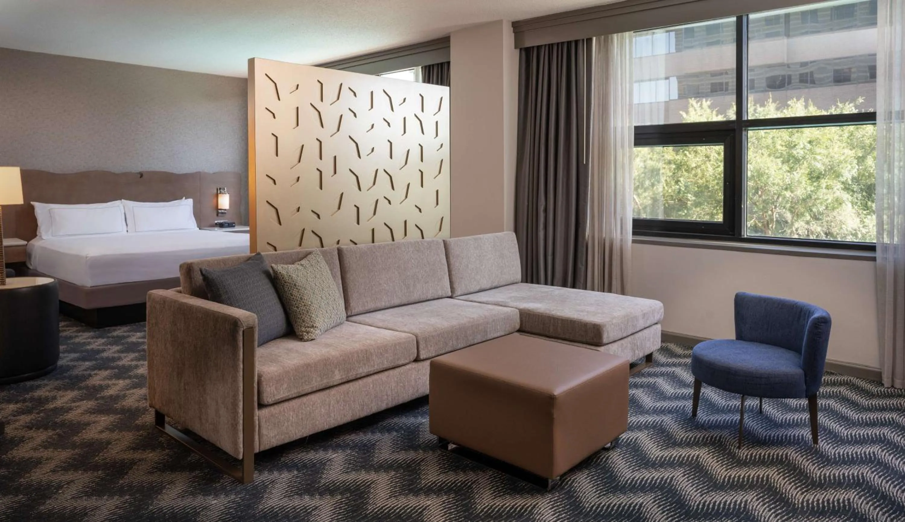 Junior King Suite with Seating Area in Hilton Houston North
