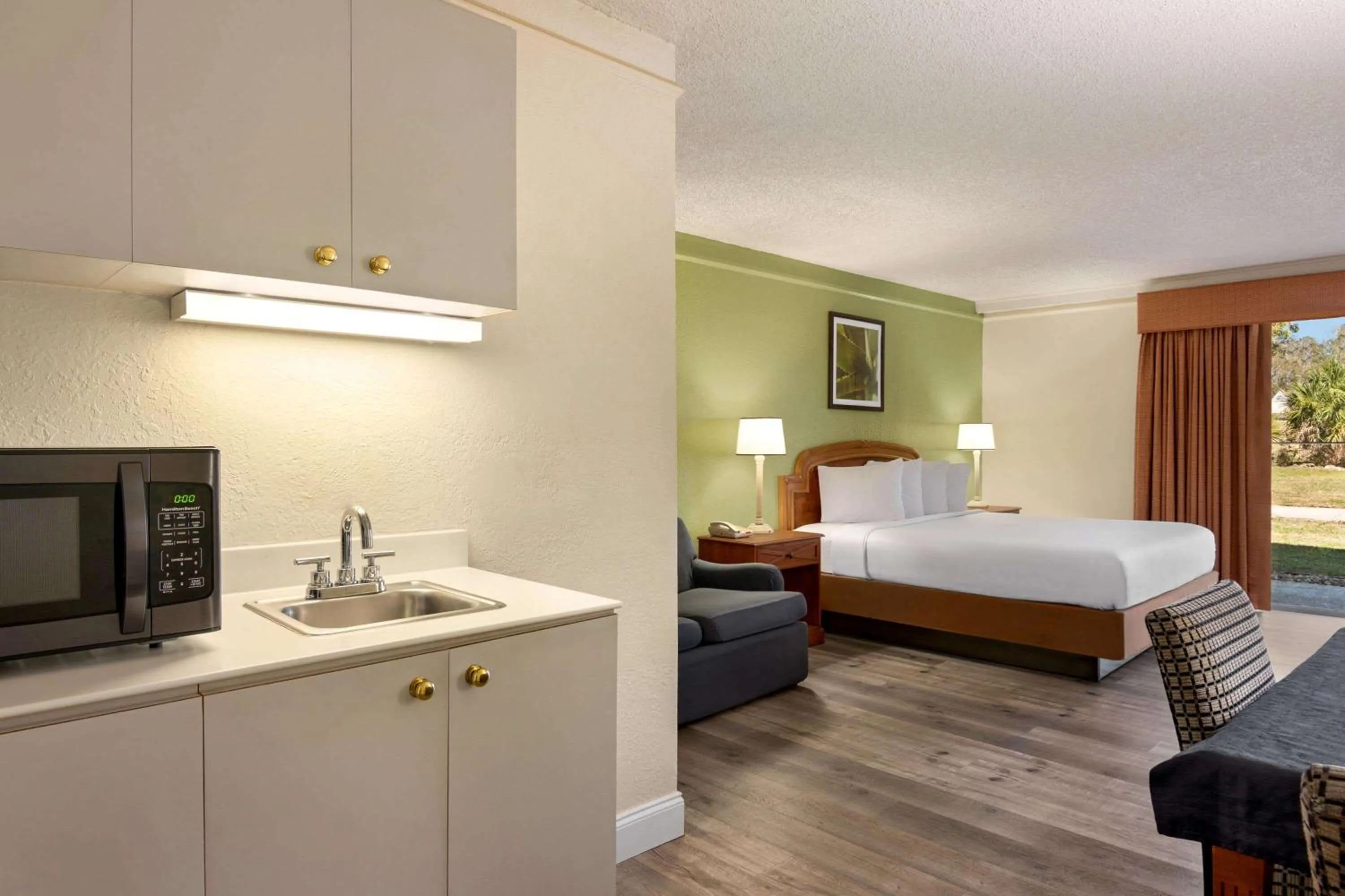 Superior King Room - Non-Smoking in Baymont by Wyndham Intl Speedway I-95 Daytona Beach