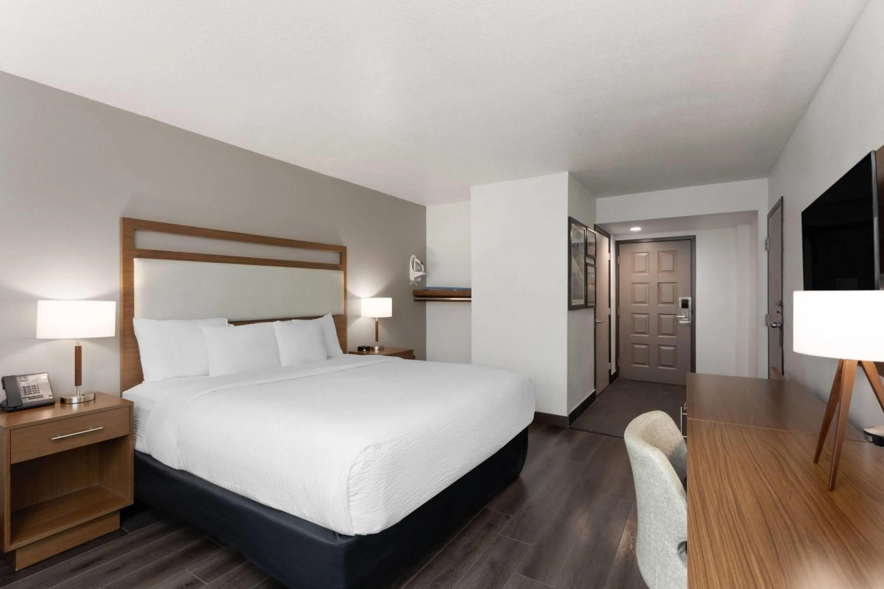 King Room with Bath Tub - Mobility/Hearing Accessible - Non-Smoking in La Quinta by Wyndham Ft Lauderdale Cypress Creek