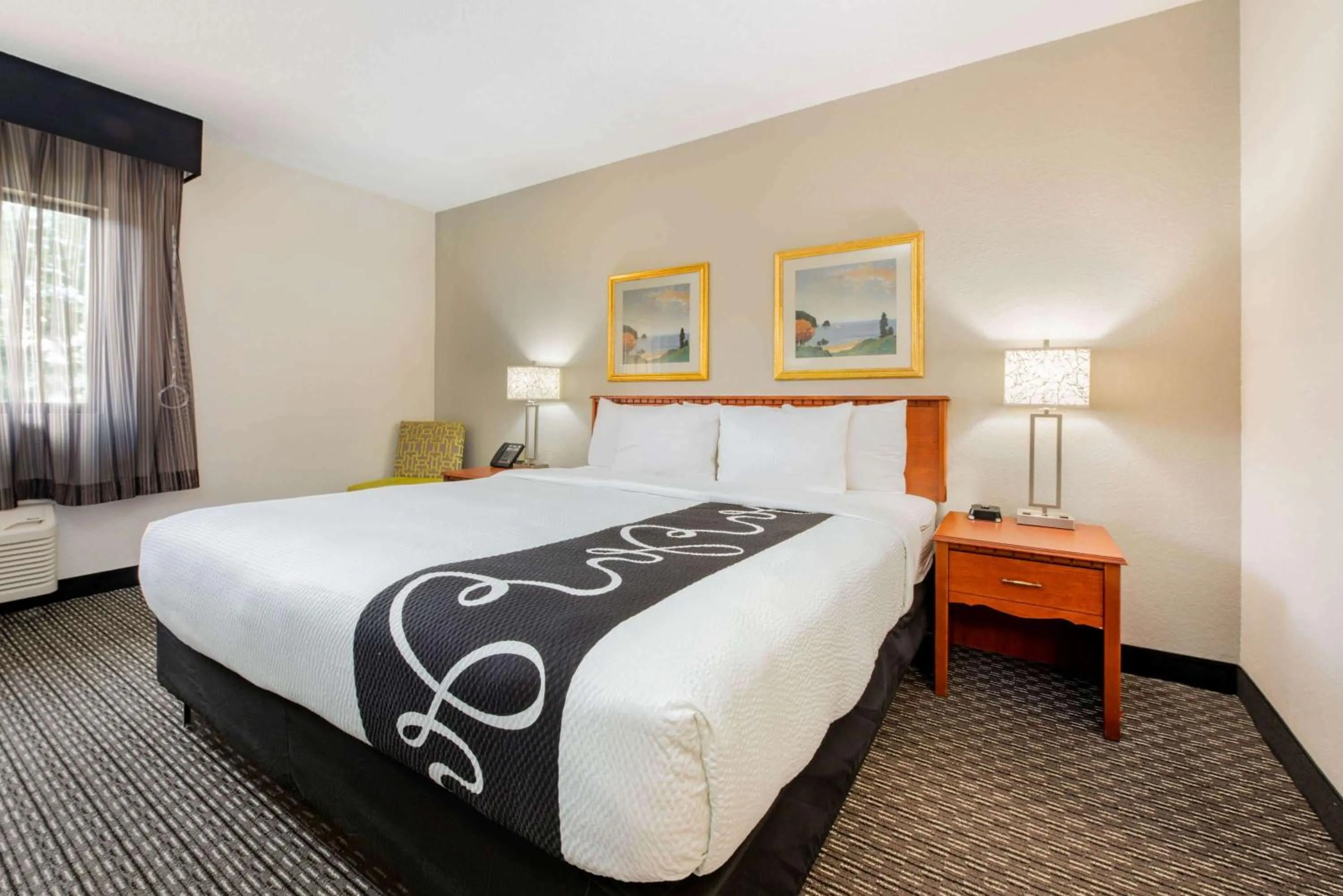 King Room with Bath Tub - Mobility Accessible/Non-Smoking in La Quinta Inn by Wyndham Ft. Lauderdale Tamarac East