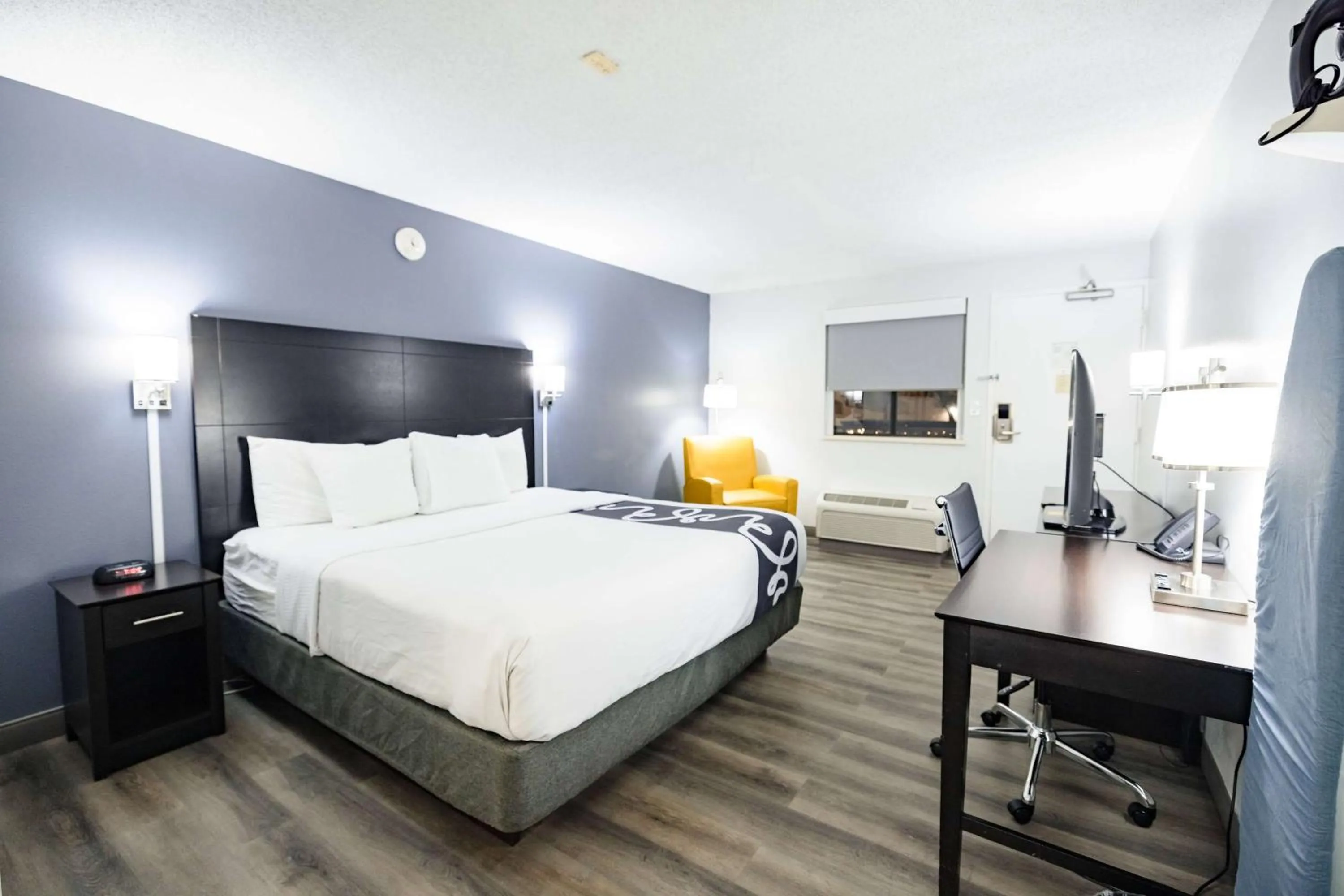 One-Bedroom King Room - Non-Smoking in La Quinta Inn by Wyndham Tampa Near Busch Gardens