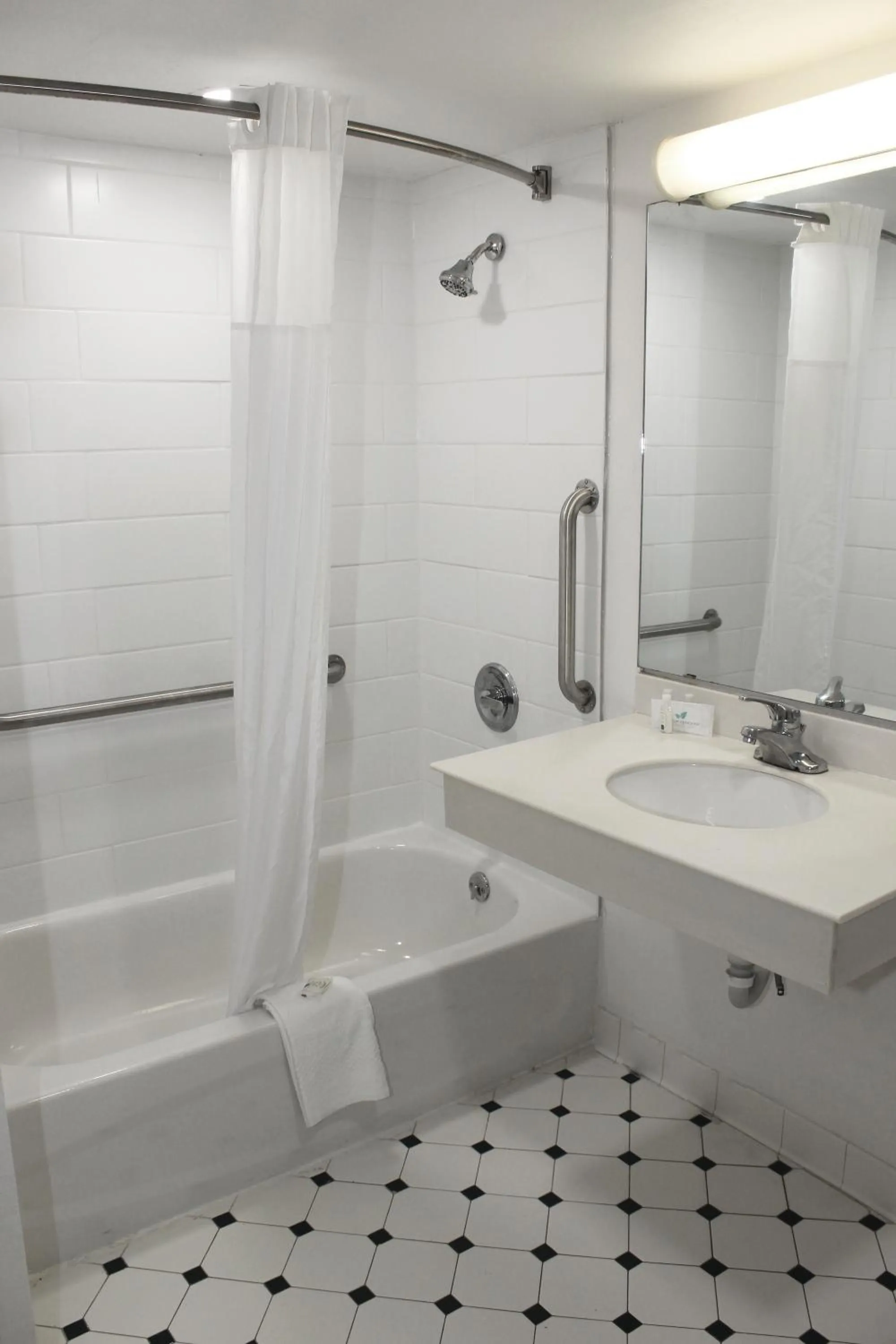 King Room with Accessible Tub - Disability Access/Non-Smoking in Quality Inn Aurora Denver