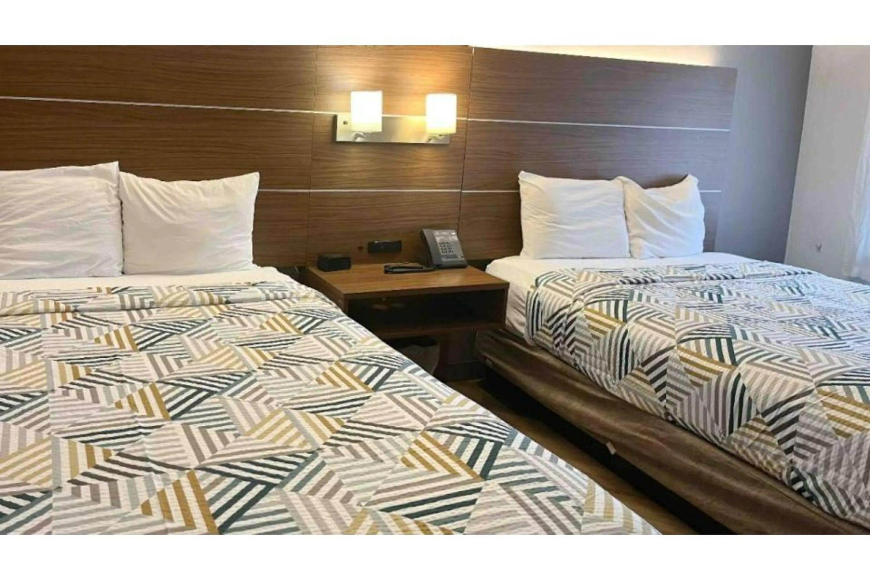 Deluxe Queen Room with Two Queen Beds - Non-Smoking in Motel 6 Phoenix, AZ Midtown