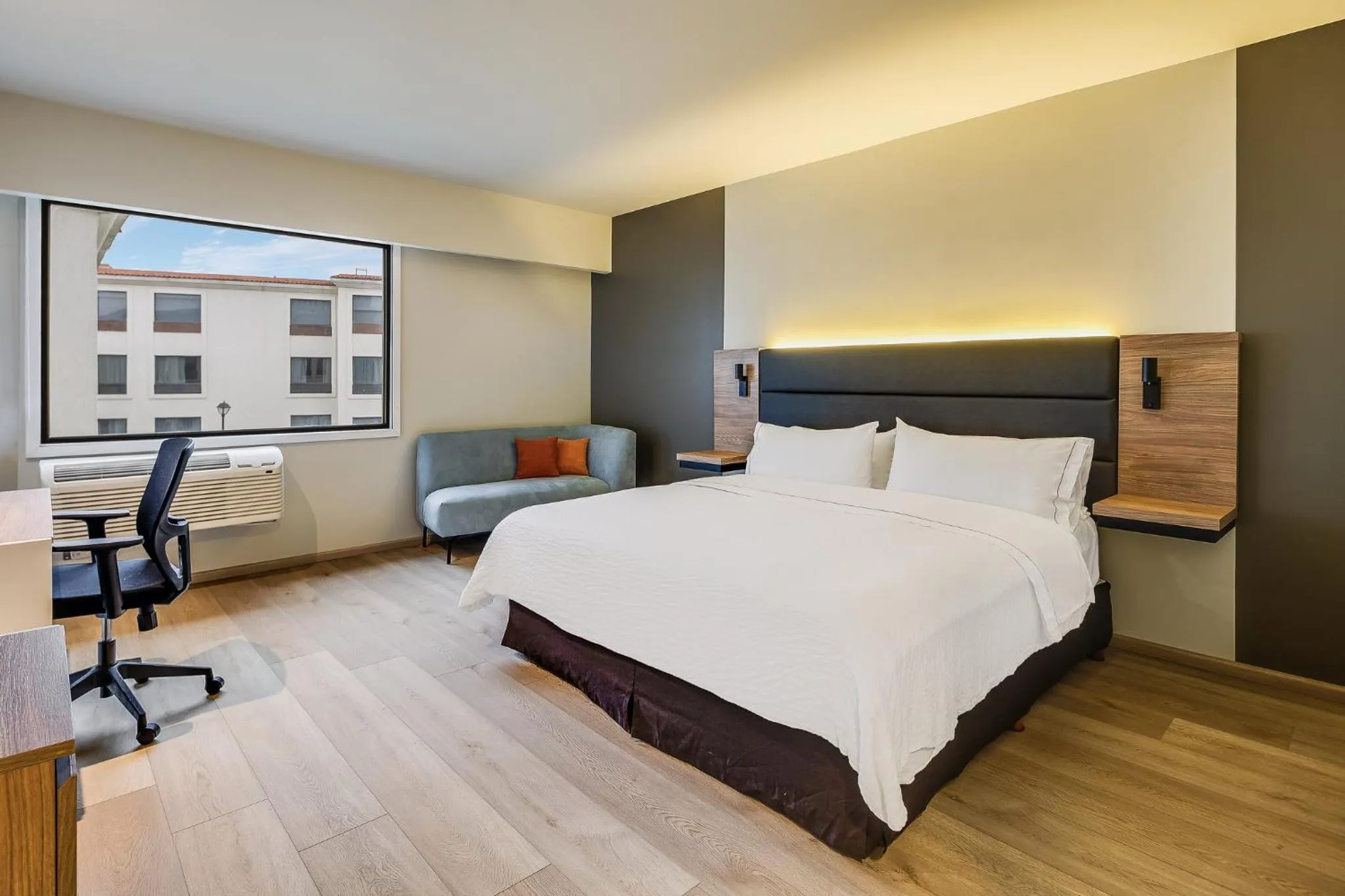 Deluxe King Room in Fiesta Inn Monterrey la Fe