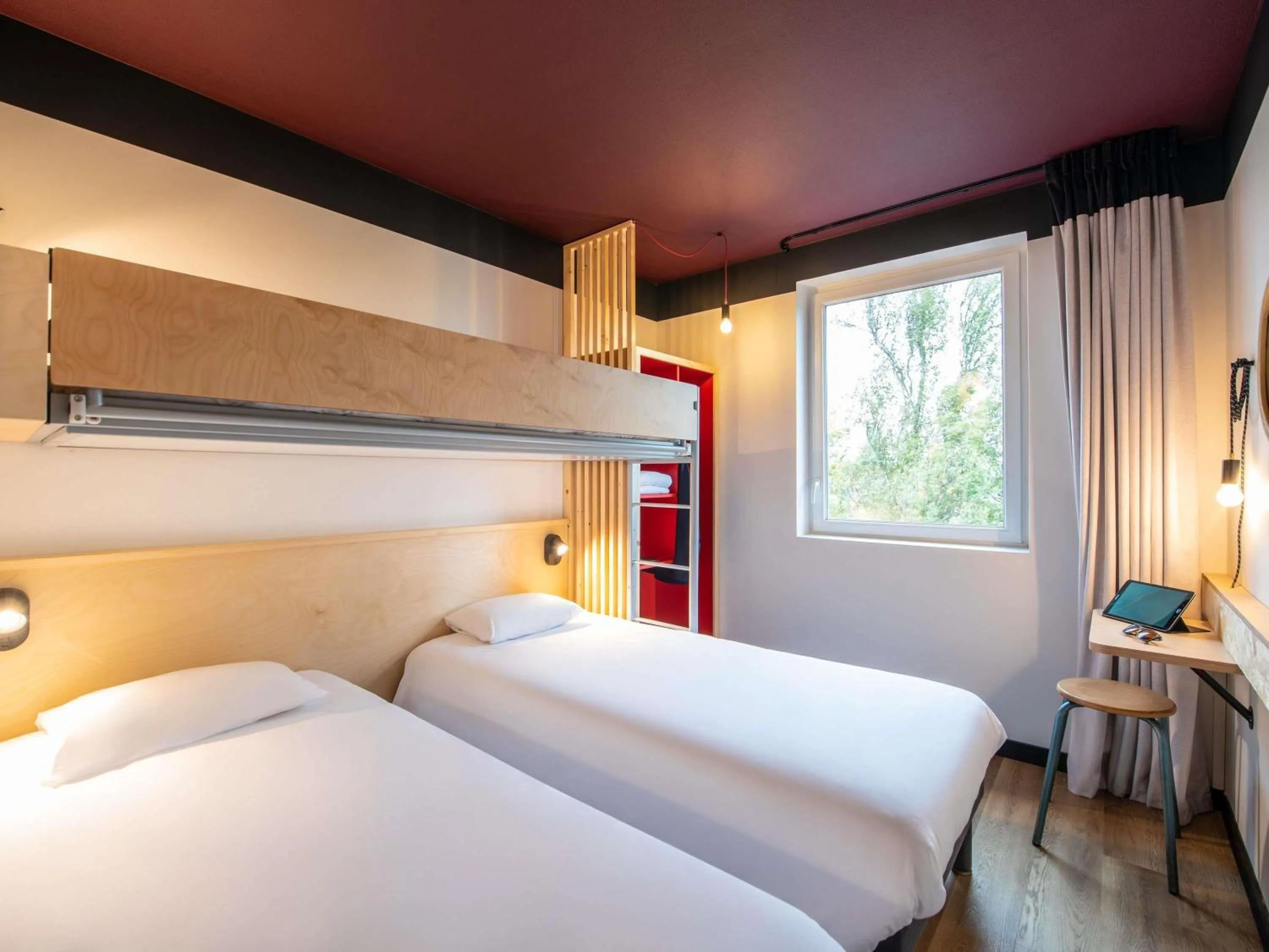 POP Room with Two Single Beds and One Bunk Bed in Greet hotel Bourg-en-Bresse Sud Montagnat