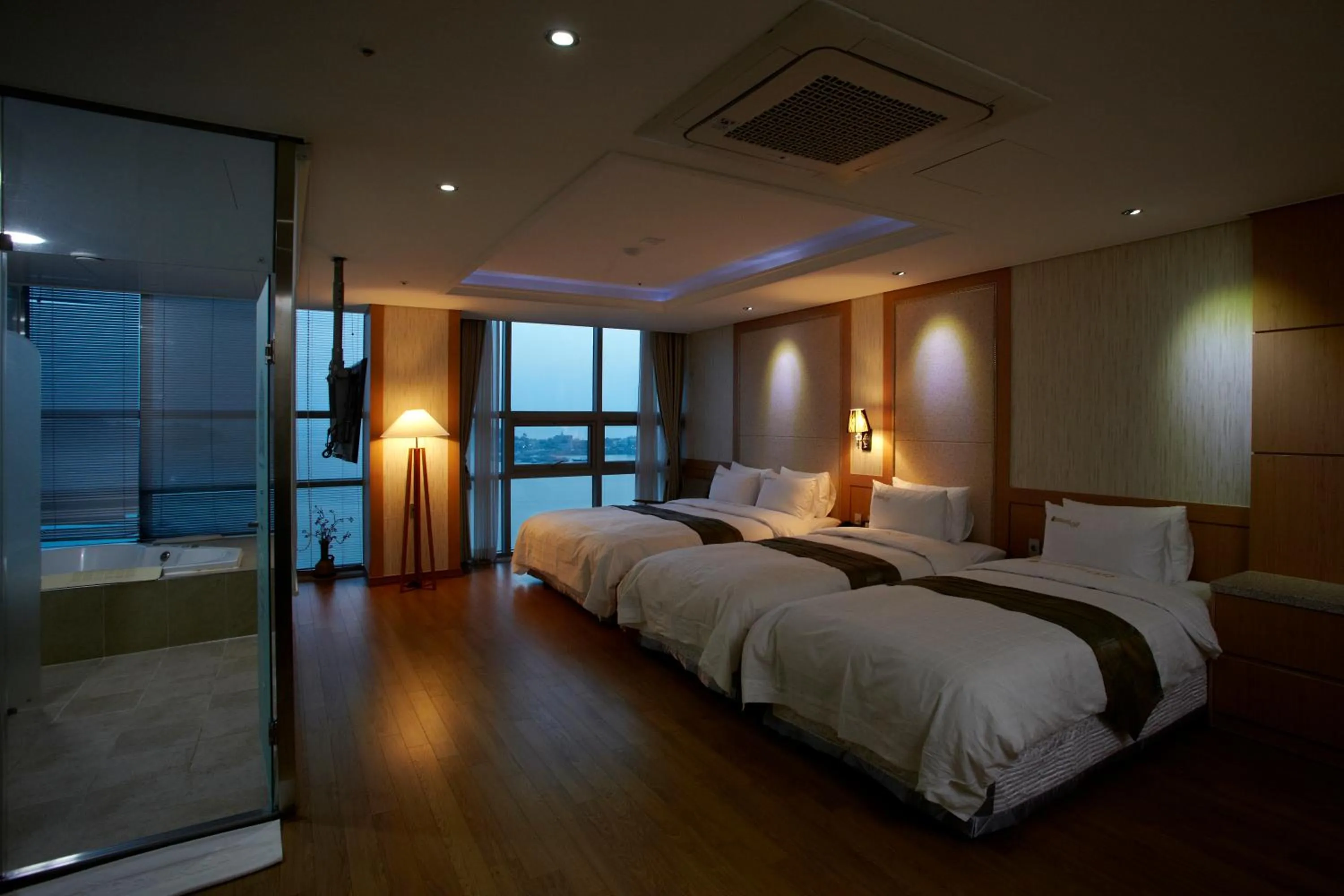 Premier Family Room with Sea View in Benikea Hotel Yeosu