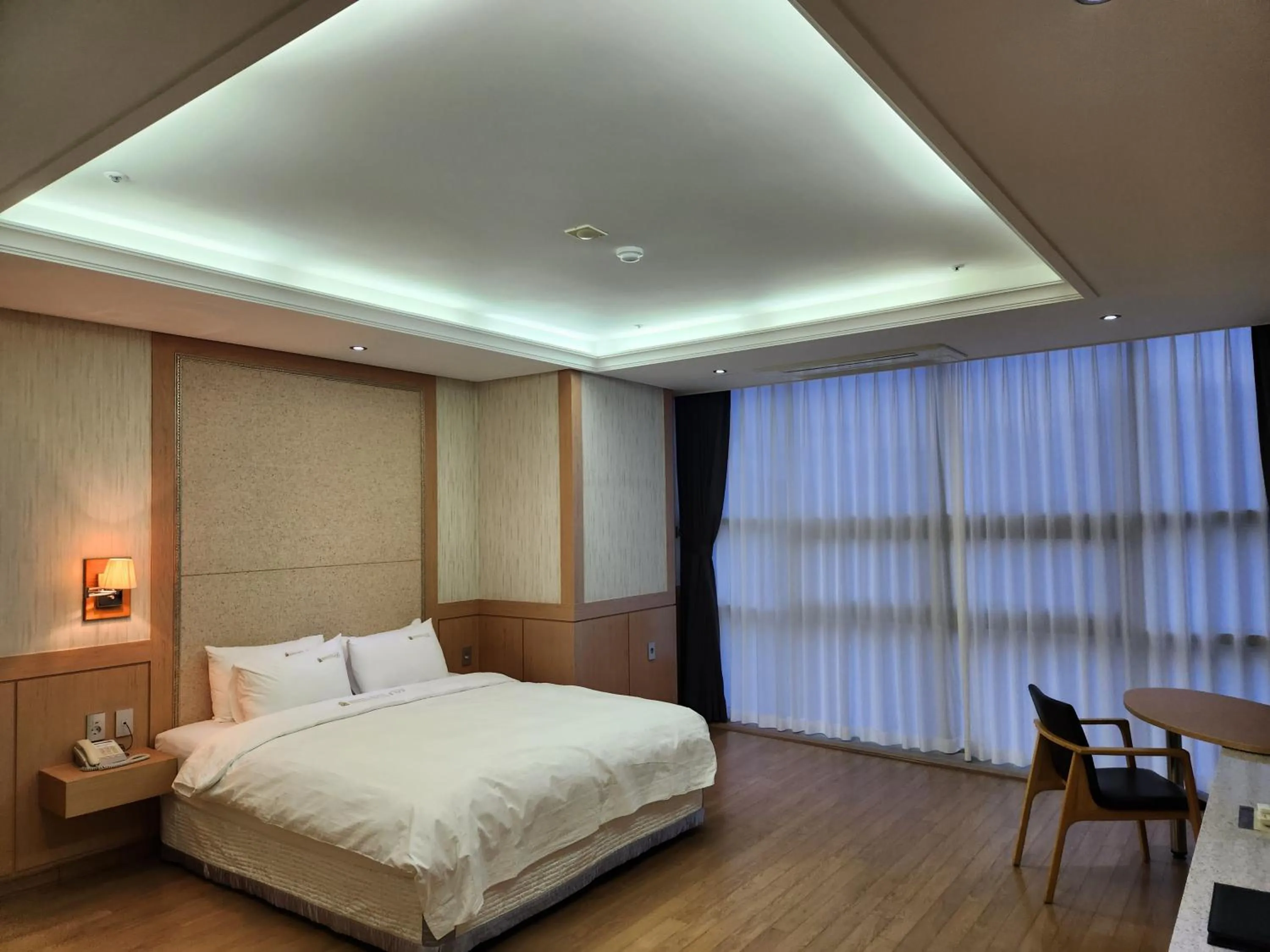 Superior Double Room with Sea View in Benikea Hotel Yeosu