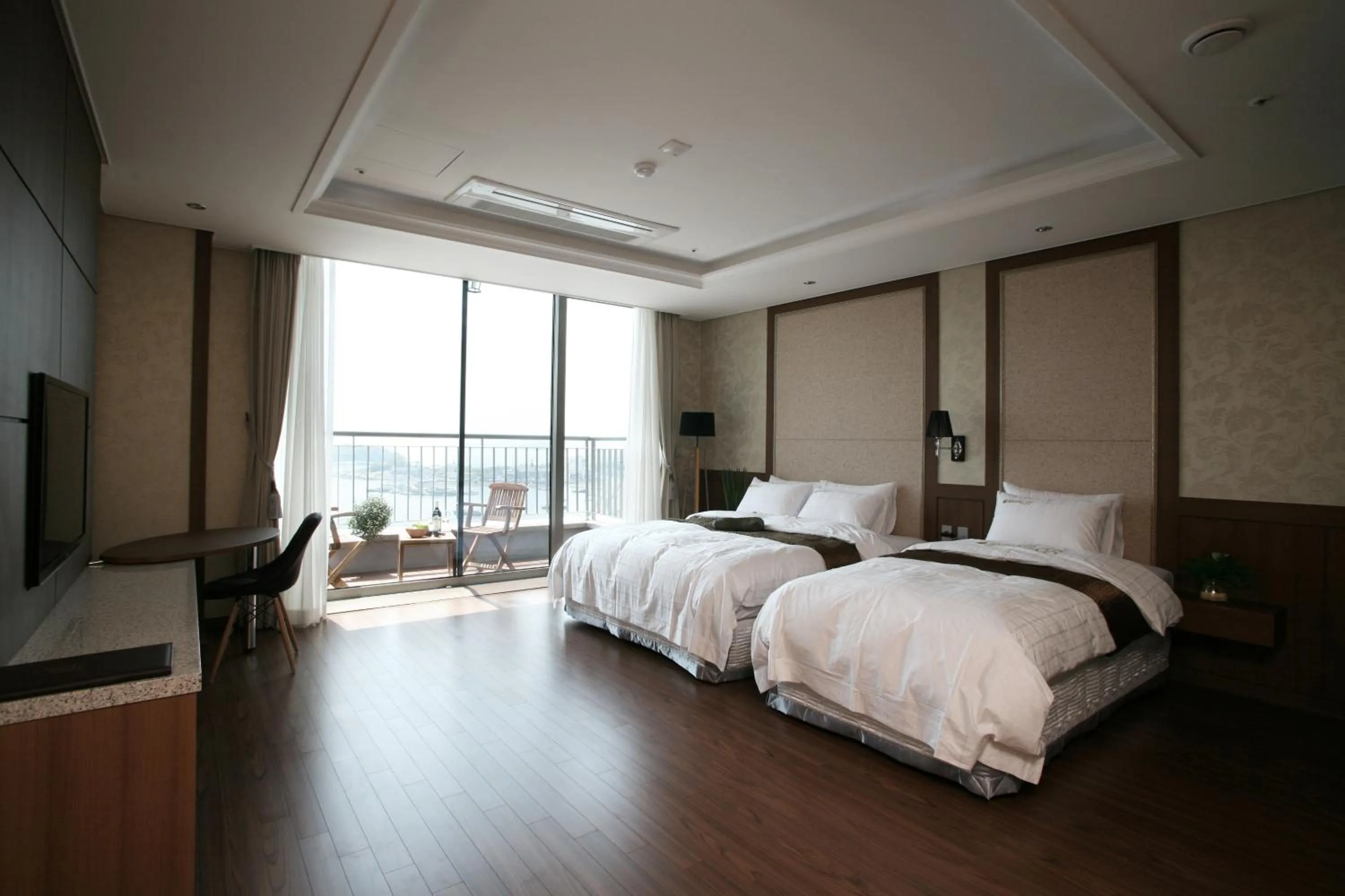 Deluxe Twin Room with Sea View with Terrace in Benikea Hotel Yeosu