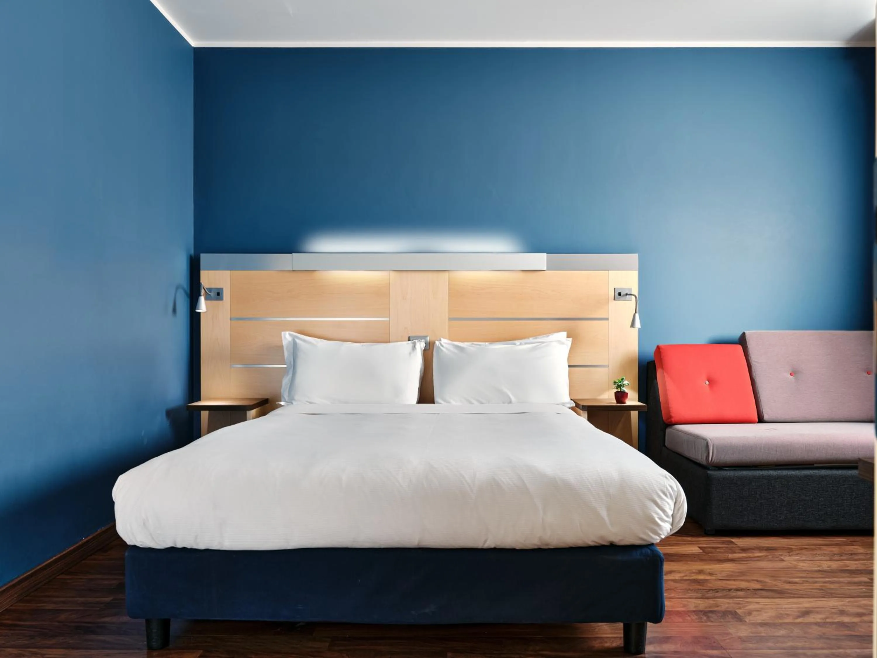 Standard Queen Room with Single Sofa Bed - Free Breakfast in Holiday Inn Express Milan-Malpensa Airport by IHG