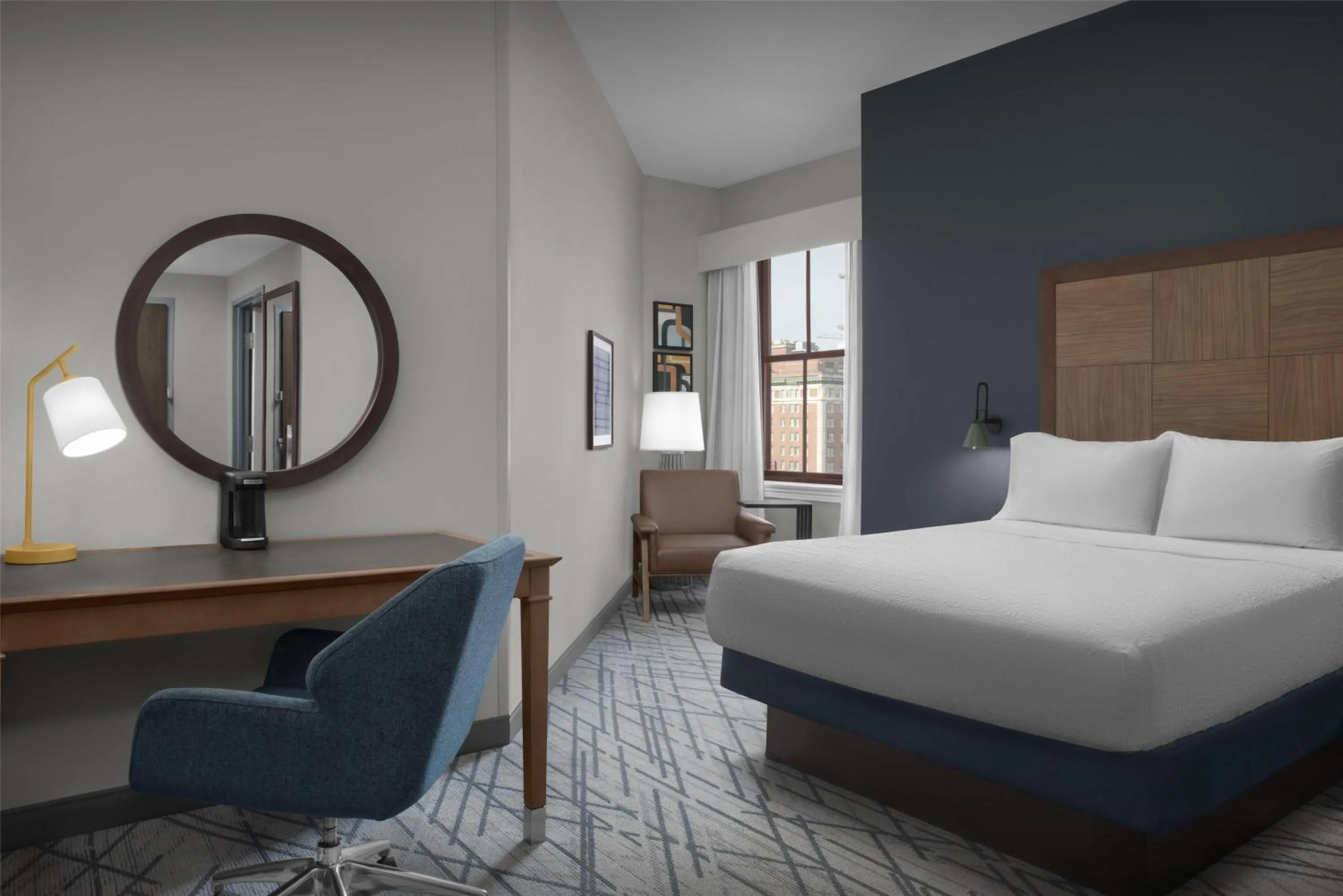 Queen Room with Sofa Bed - Non-Smoking in Hampton Inn Indianapolis Downtown Across from Circle Centre