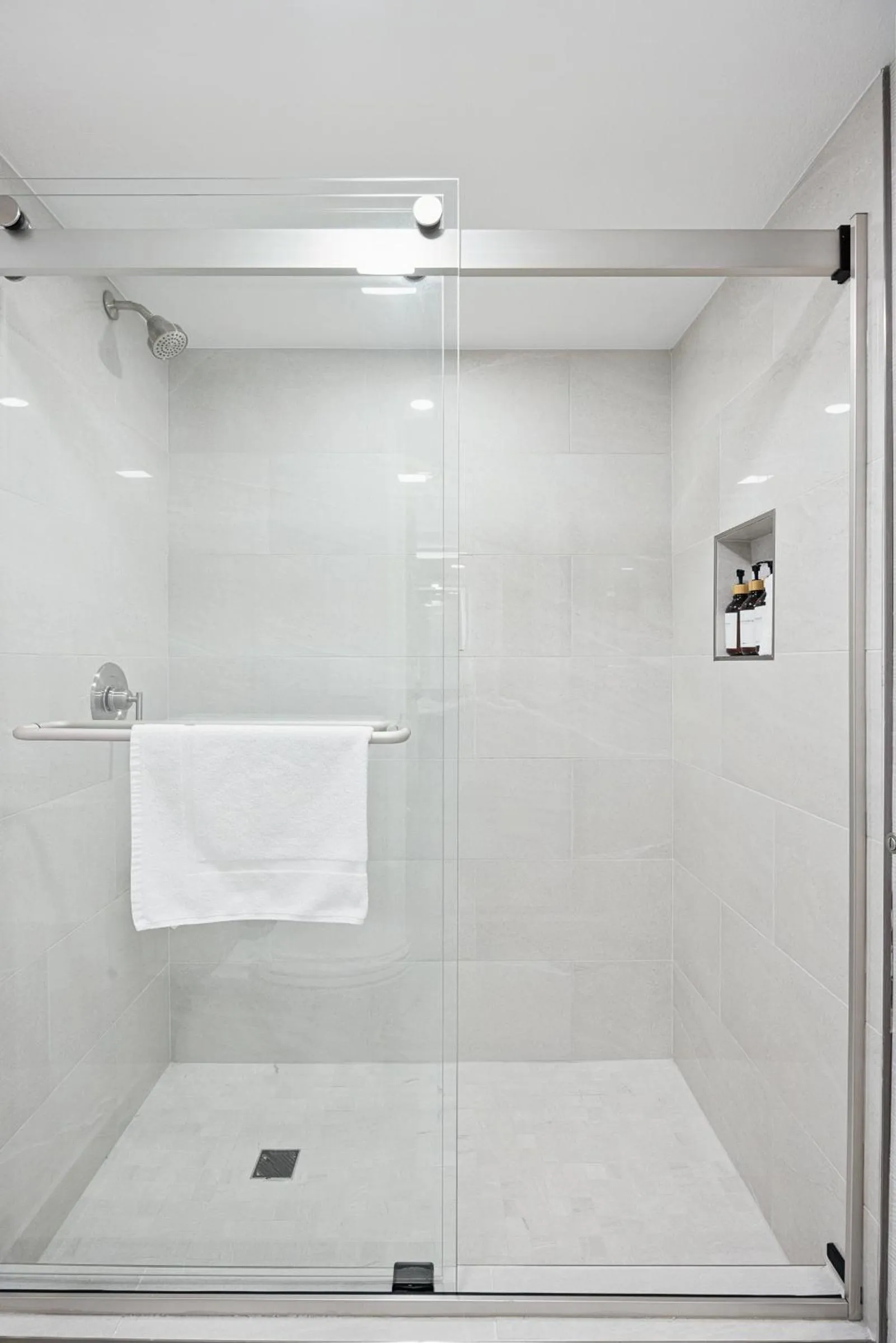 Standard King Room in 456 Embarcadero Inn & Suites