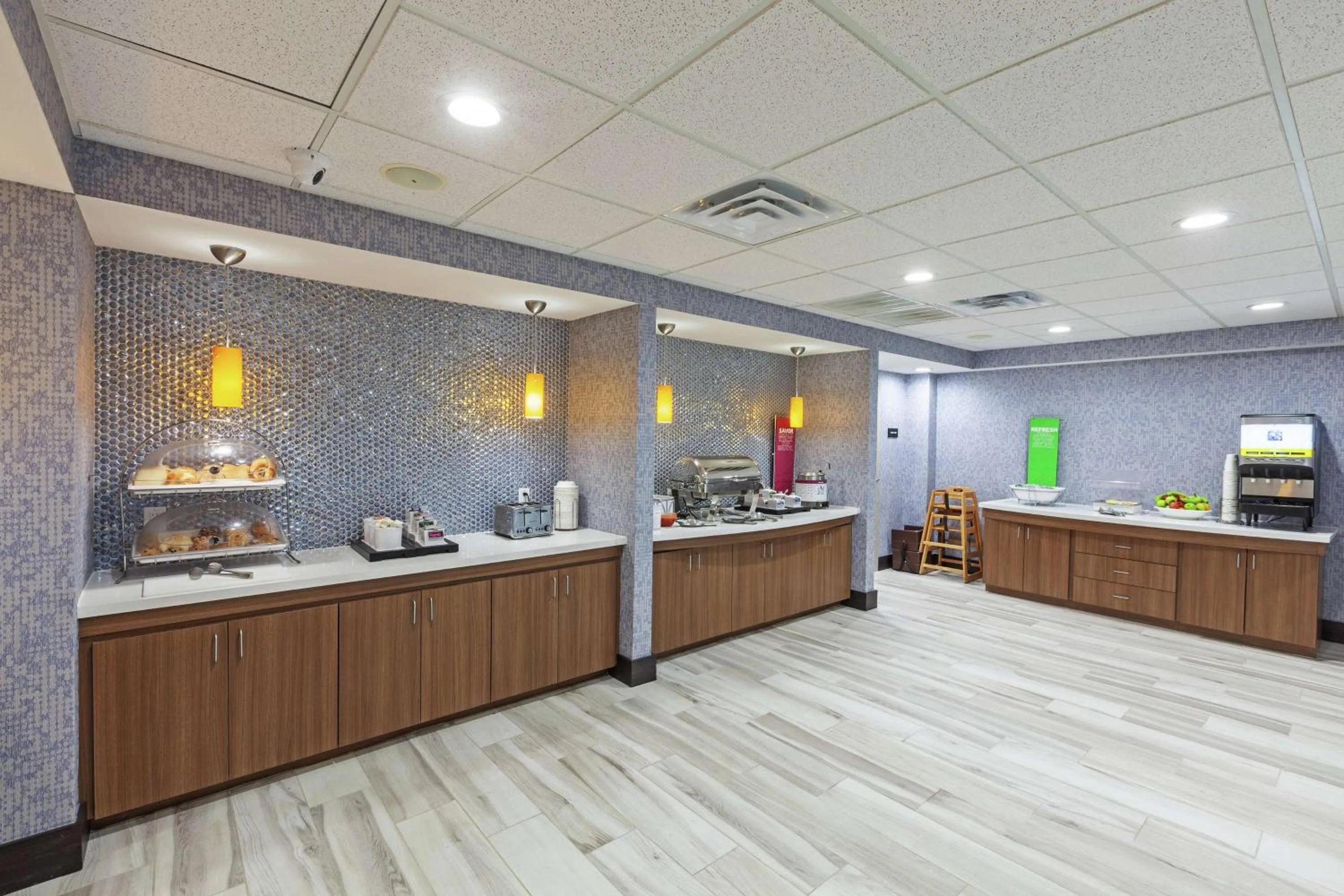 Breakfast in Hampton Inn & Suites Houston-Bush Intercontinental Airport