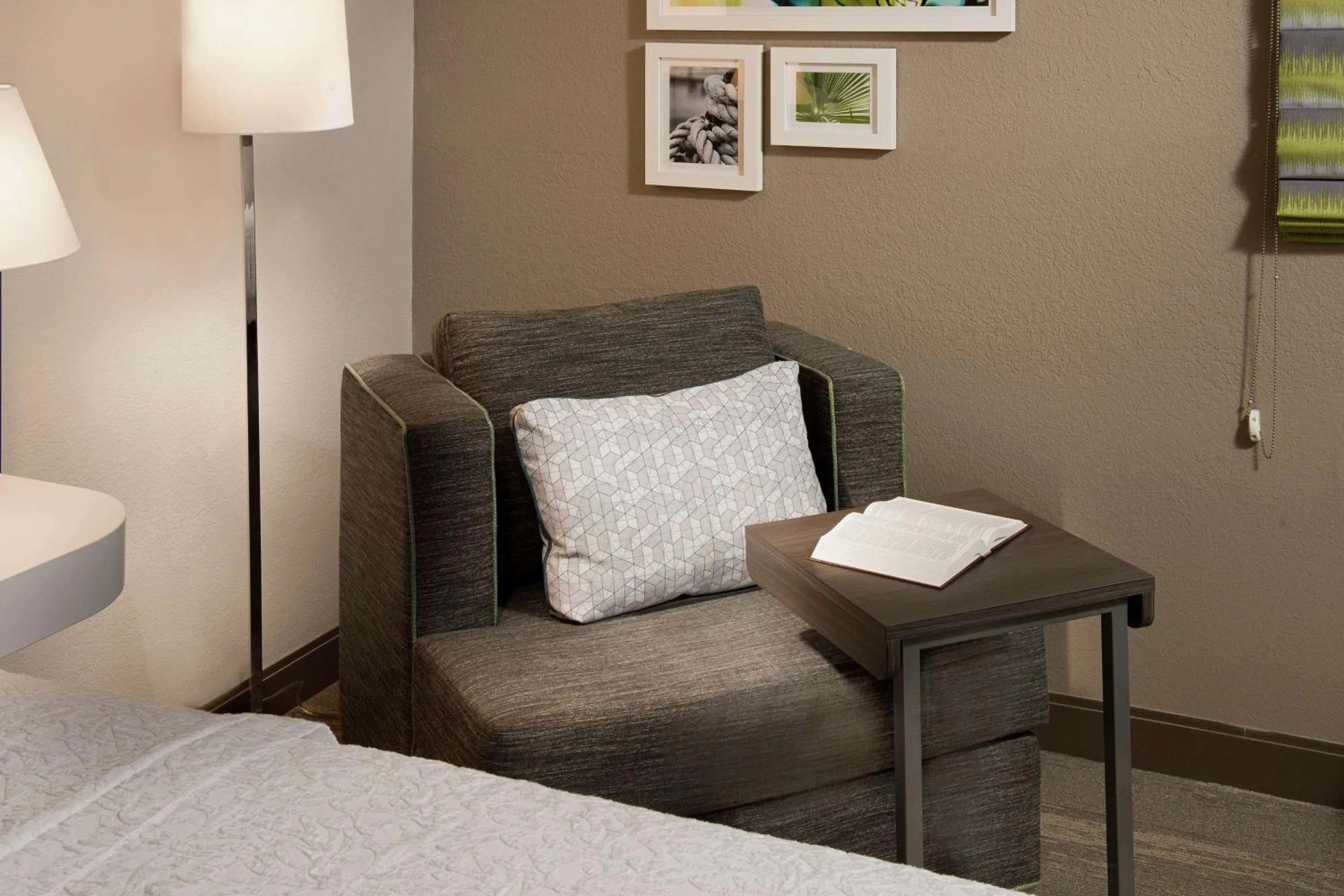 King Room with Accessible Tub - Mobility and Hearing Access/Non-Smoking in Hampton Inn Hilton Head