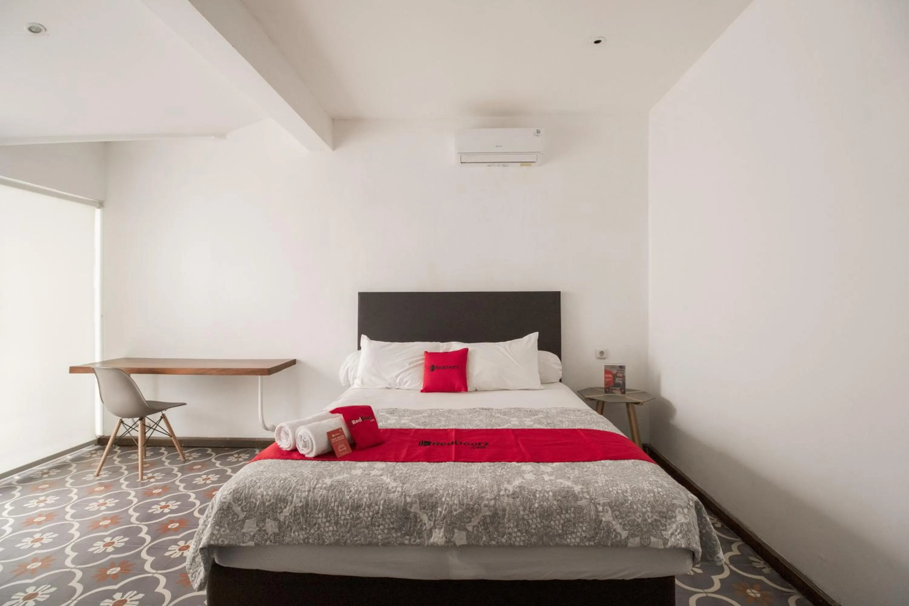 Deluxe Room in RedDoorz Plus @ Demangan Gejayan