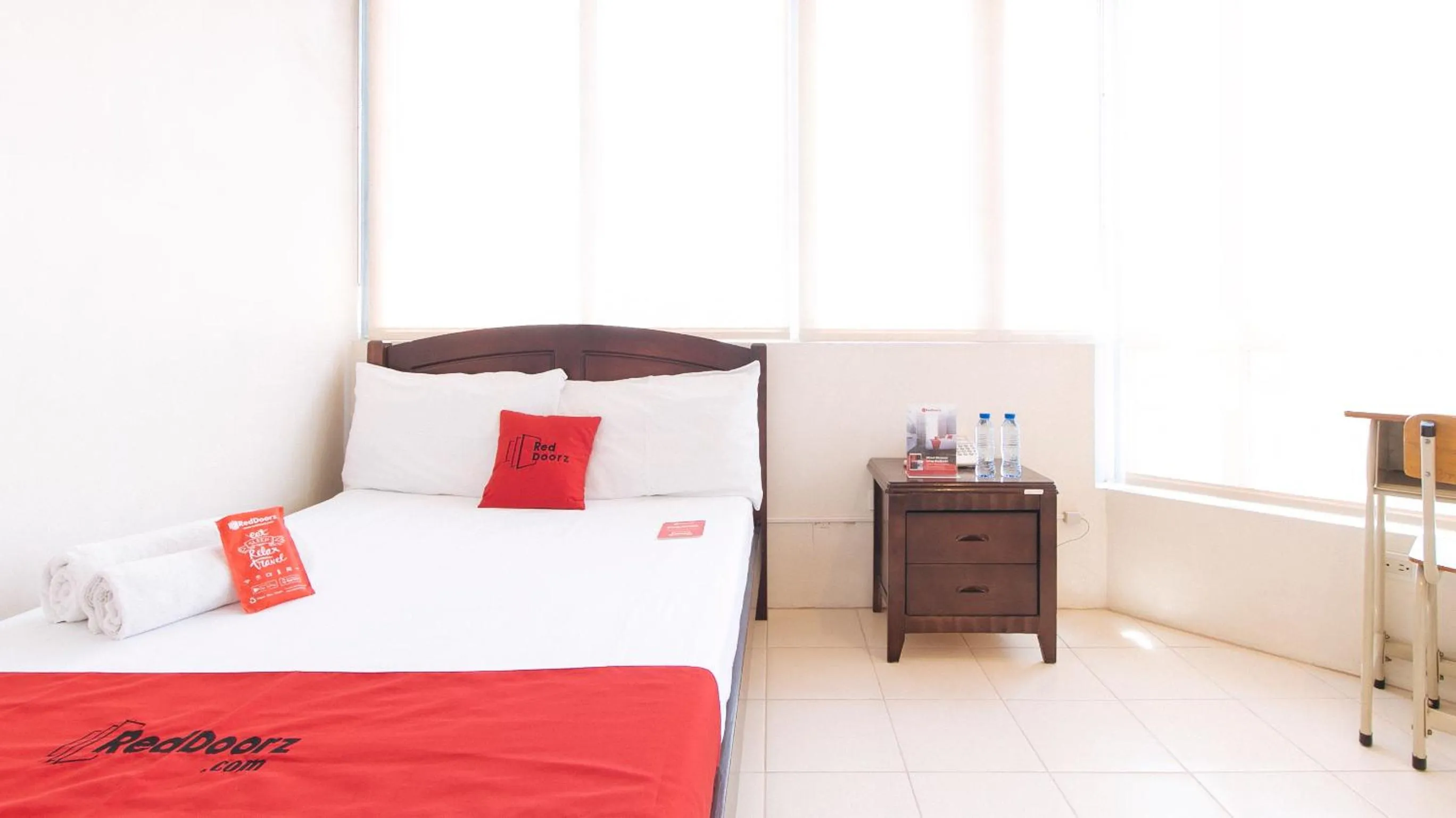Deluxe Double Room in RedDoorz Plus @ E Rodriguez Corner Banawe