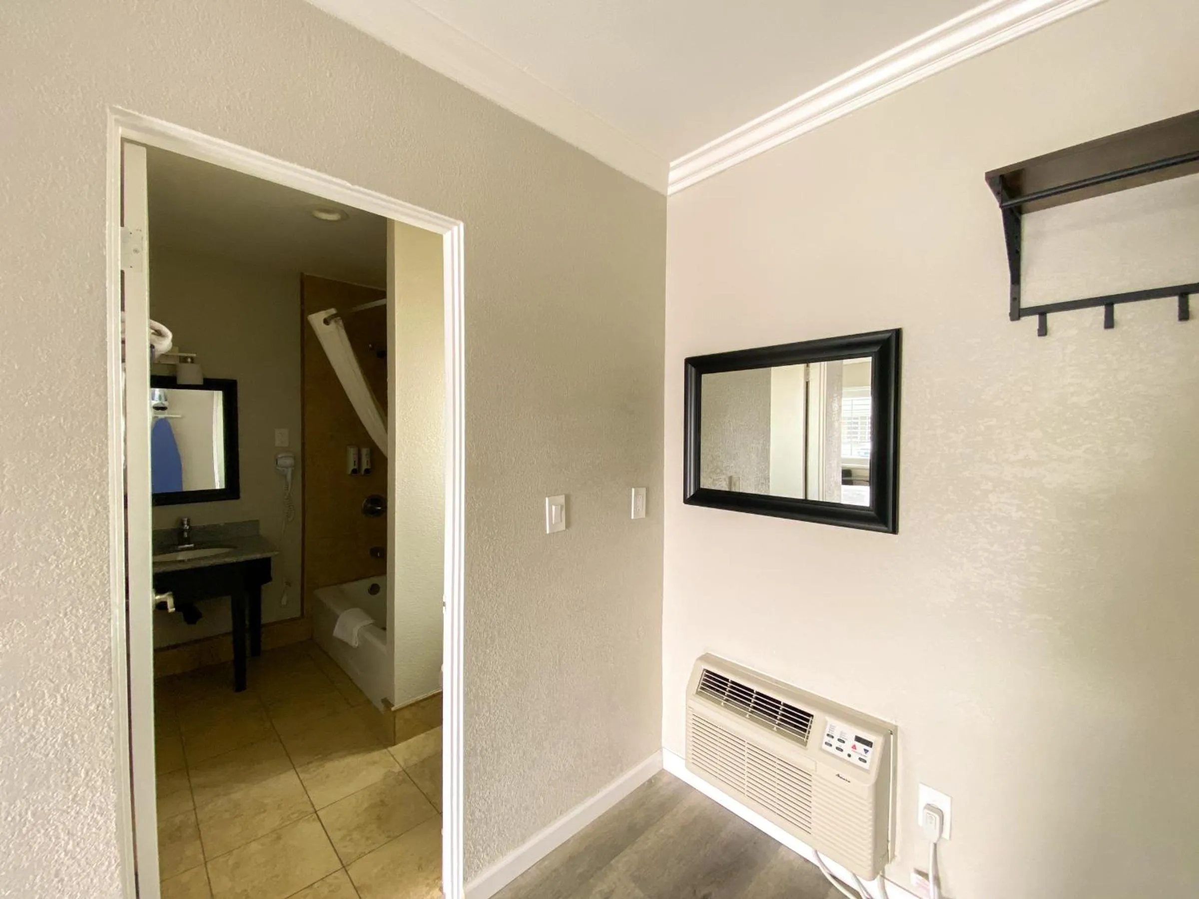 King Room - Non-Smoking in Rockview Inn and Suites