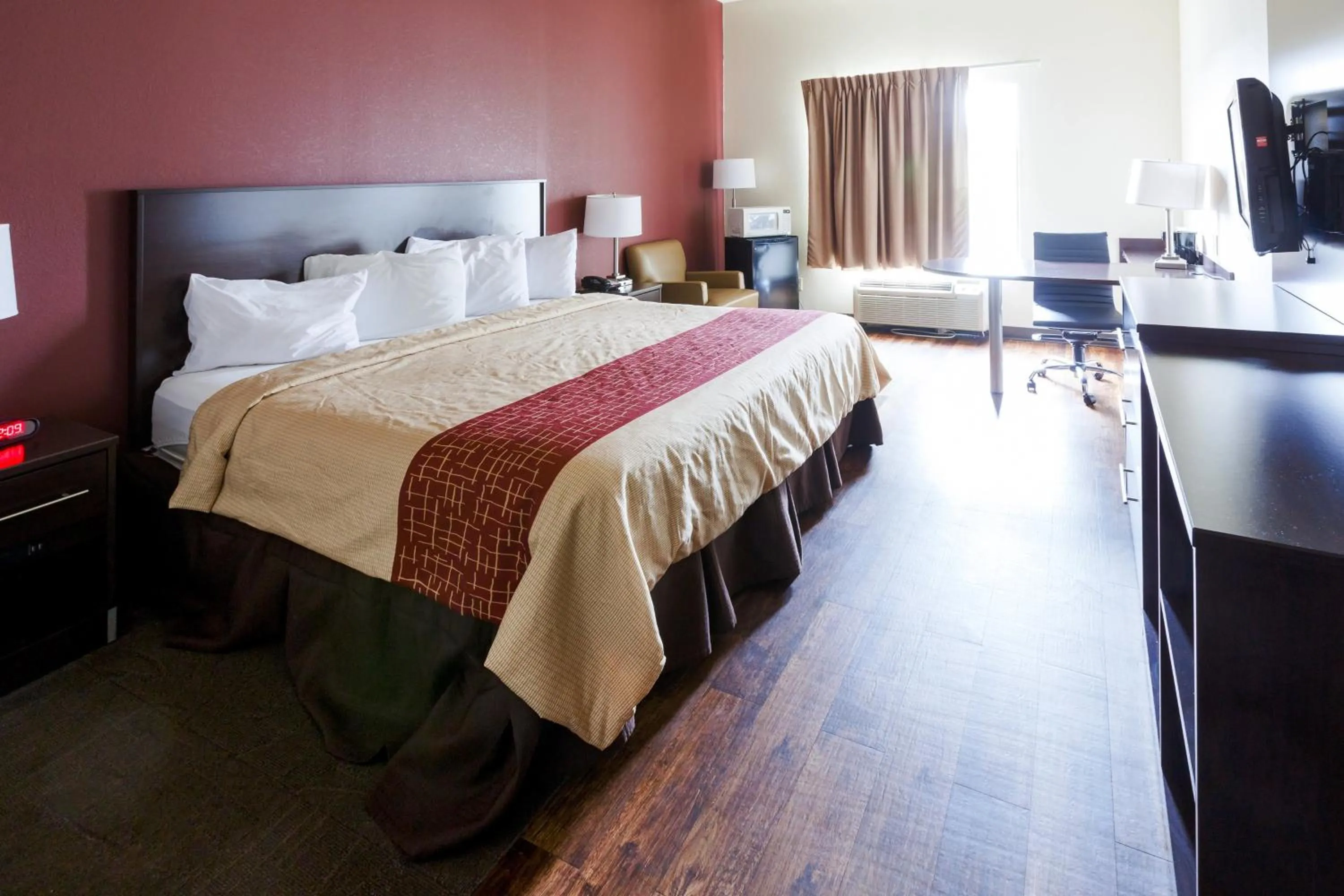 Superior King Room - Non-Smoking in Red Roof Inn PLUS+ Danville, KY