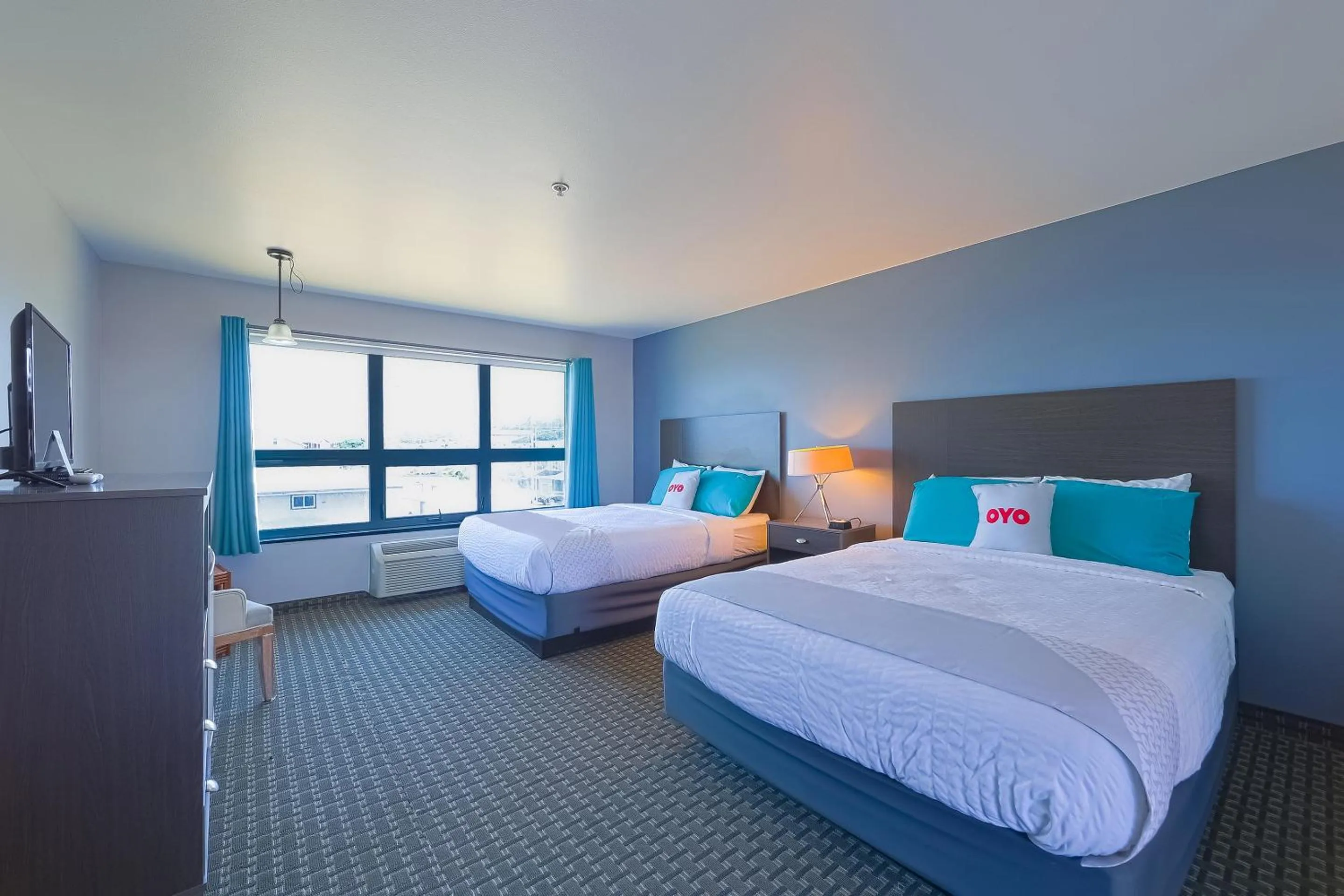 2 Queen Bed - Limited Ocean view	 in Waves Hotel NYE Beach - Newport OR