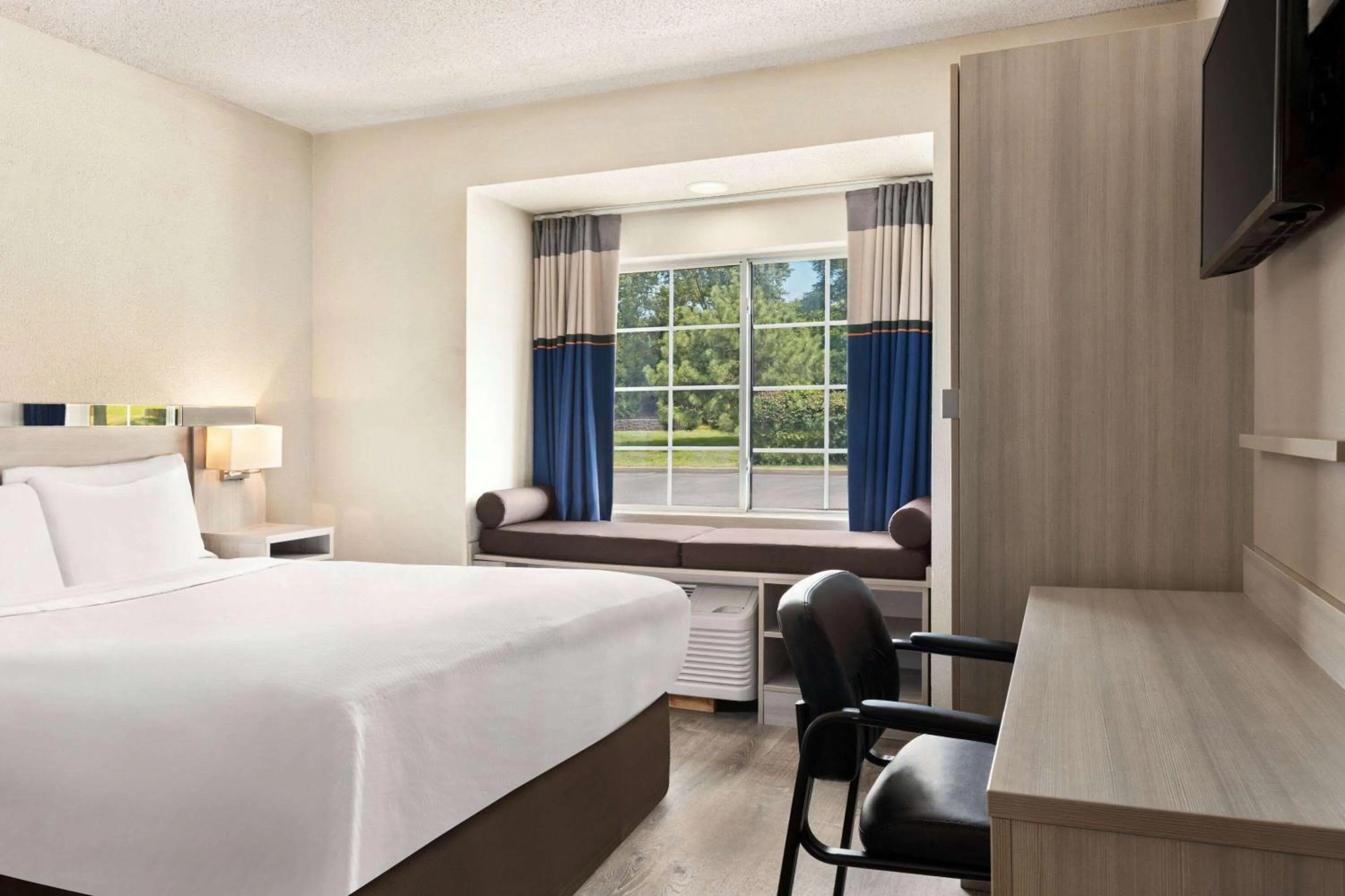 Queen Room - Non-Smoking in Microtel Inn & Suites by Wyndham Florence/Cincinnati Airpo