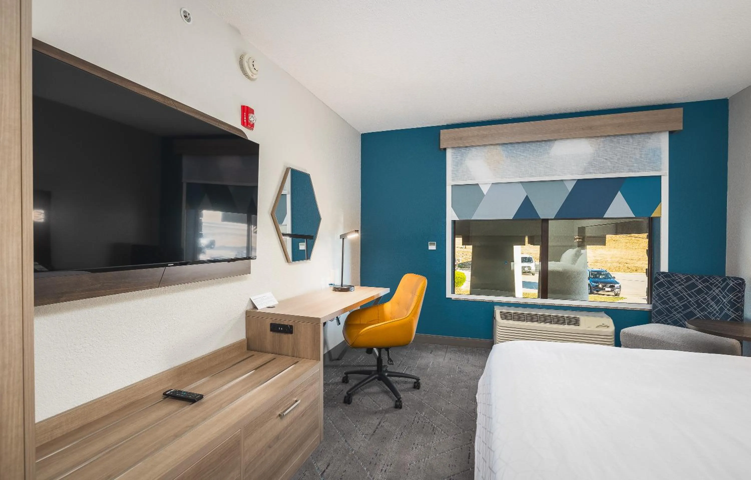 King Suite - Disability Access in Holiday Inn Express Hotel and Suites Saint Robert by IHG