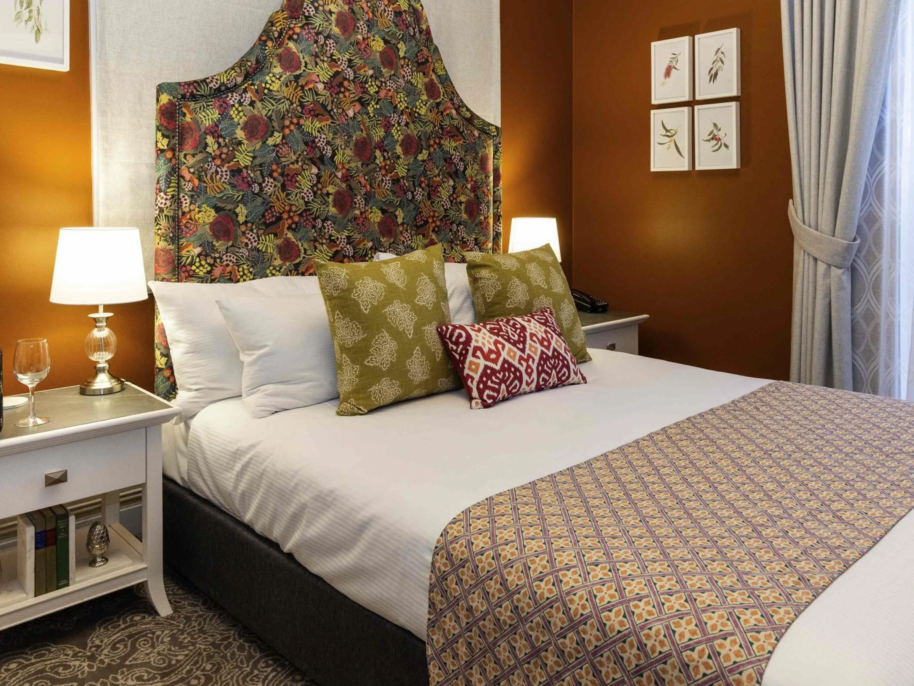 Manor Queen Room in Grand Mercure Basildene Manor