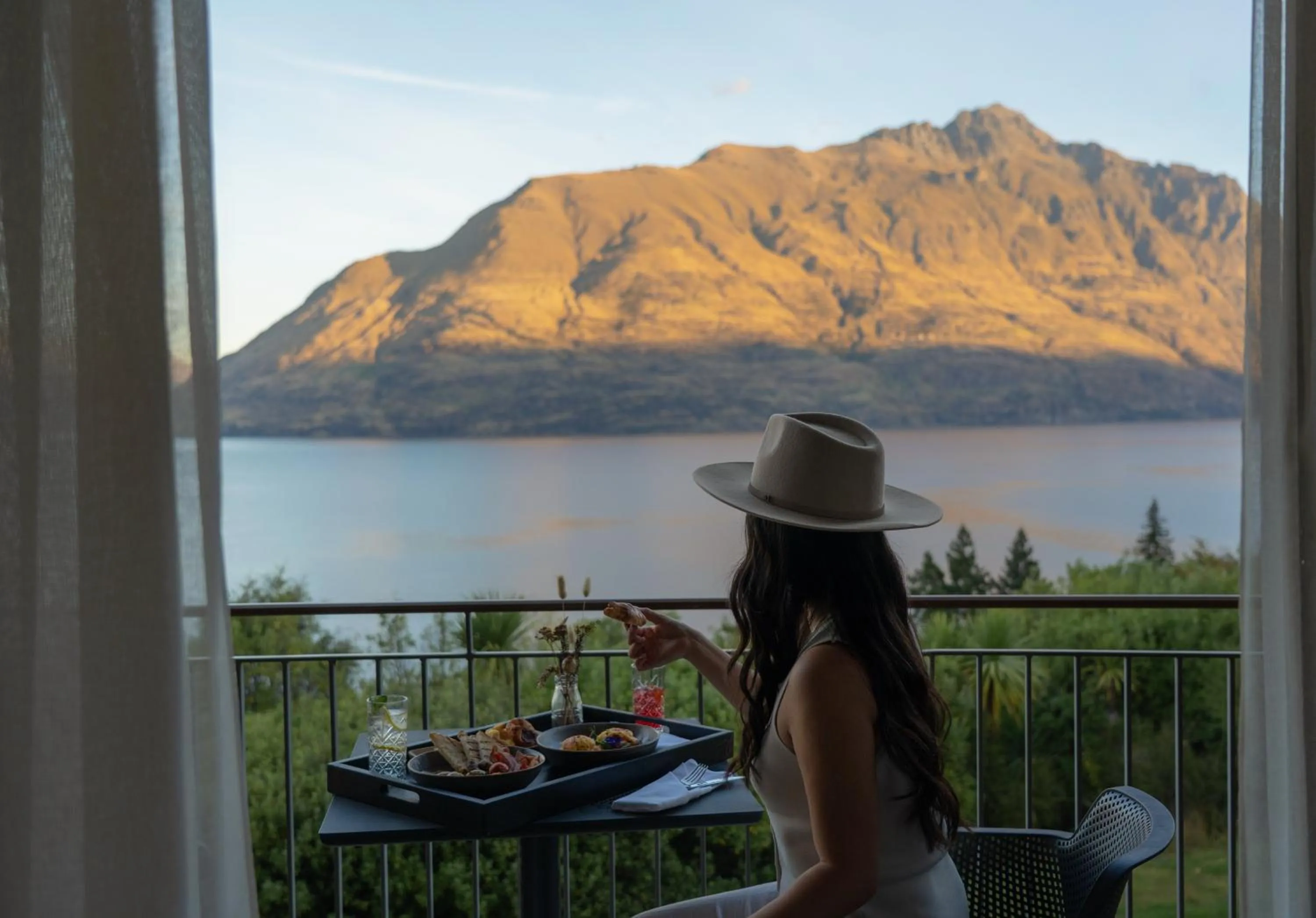 Deluxe Room Lakeview in Rendezvous Heritage Hotel Queenstown