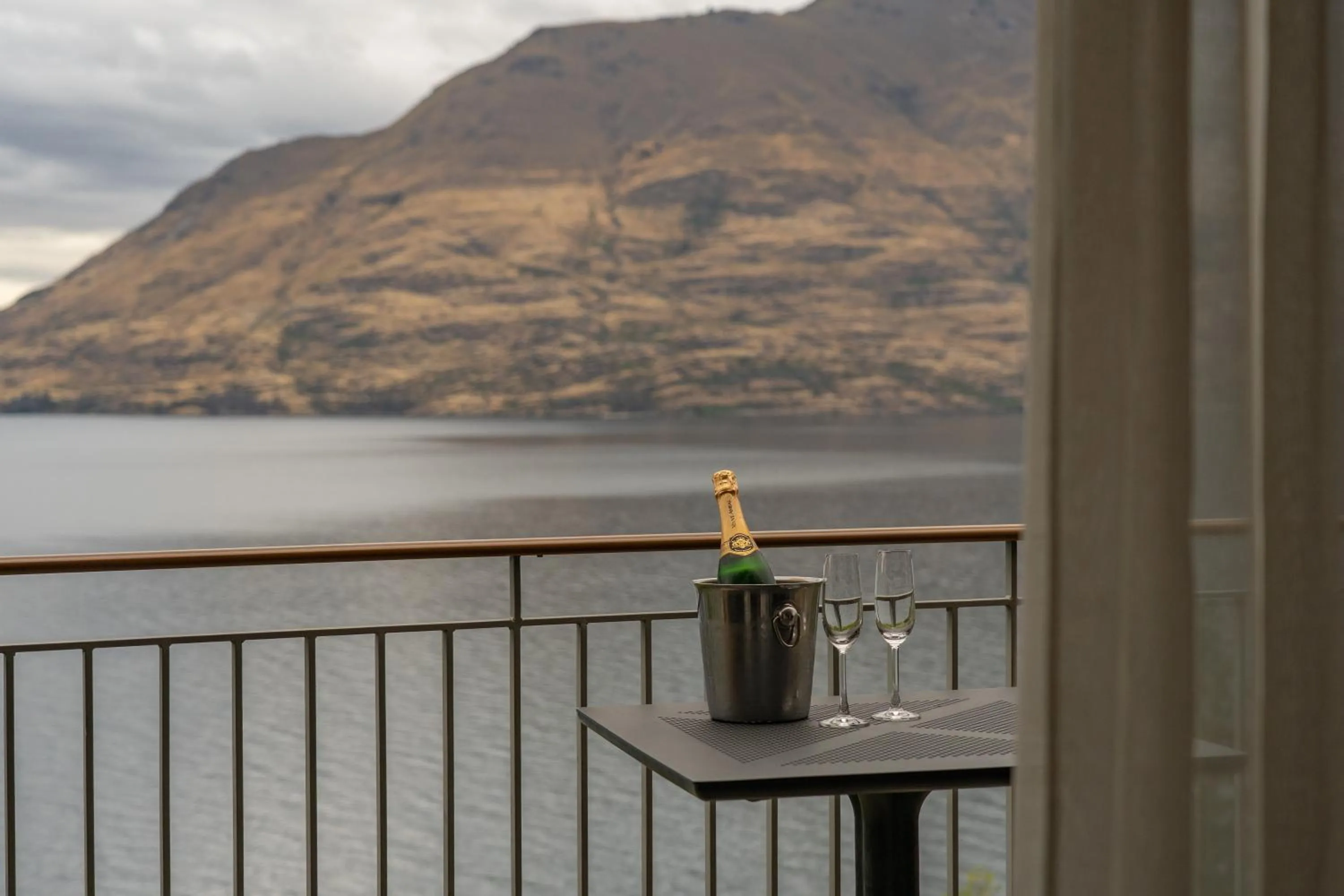 One Bedroom Apartment with Lake View in Rendezvous Heritage Hotel Queenstown