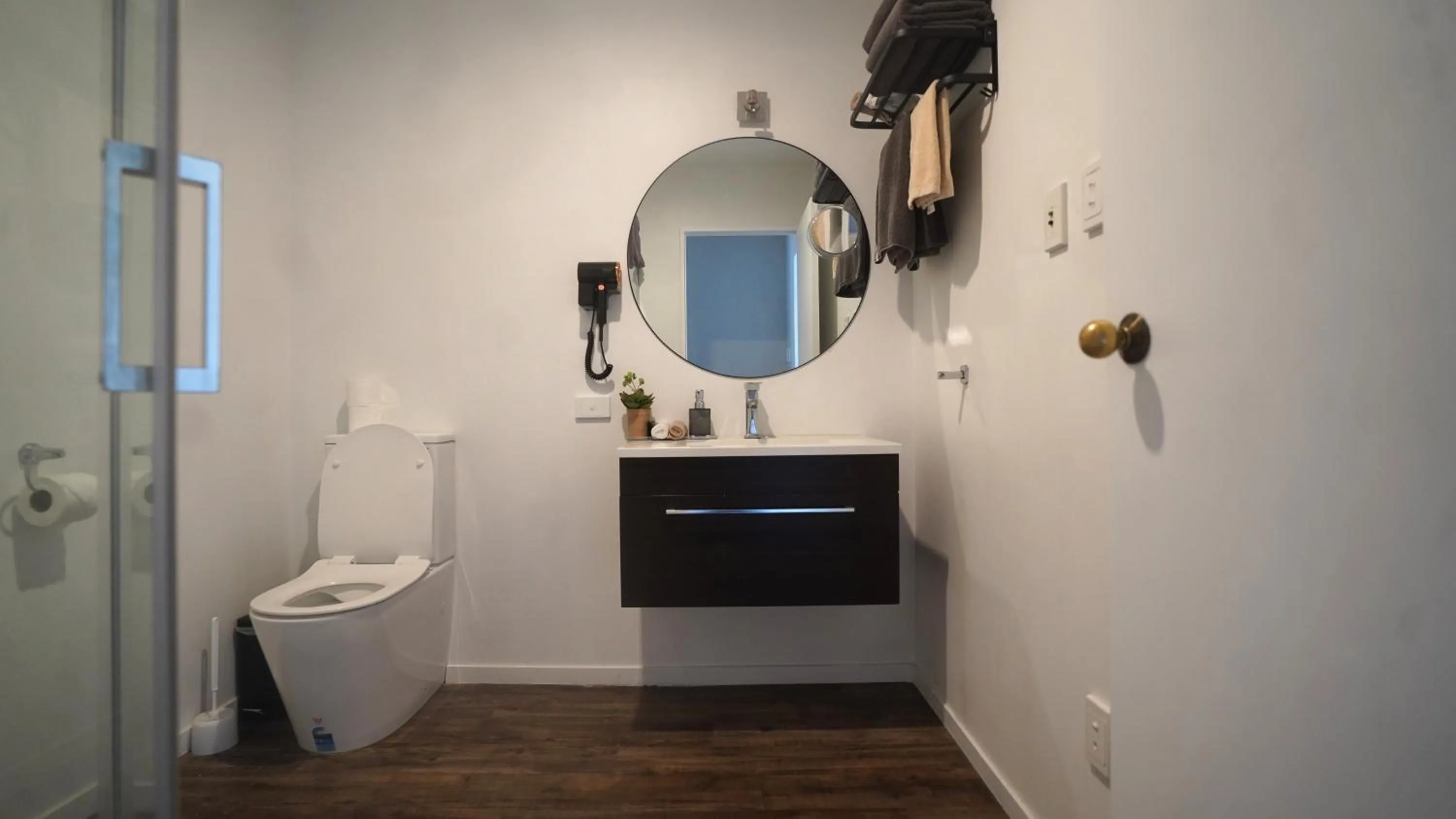 One-Bedroom Family Apartment in Abbey Motor Lodge