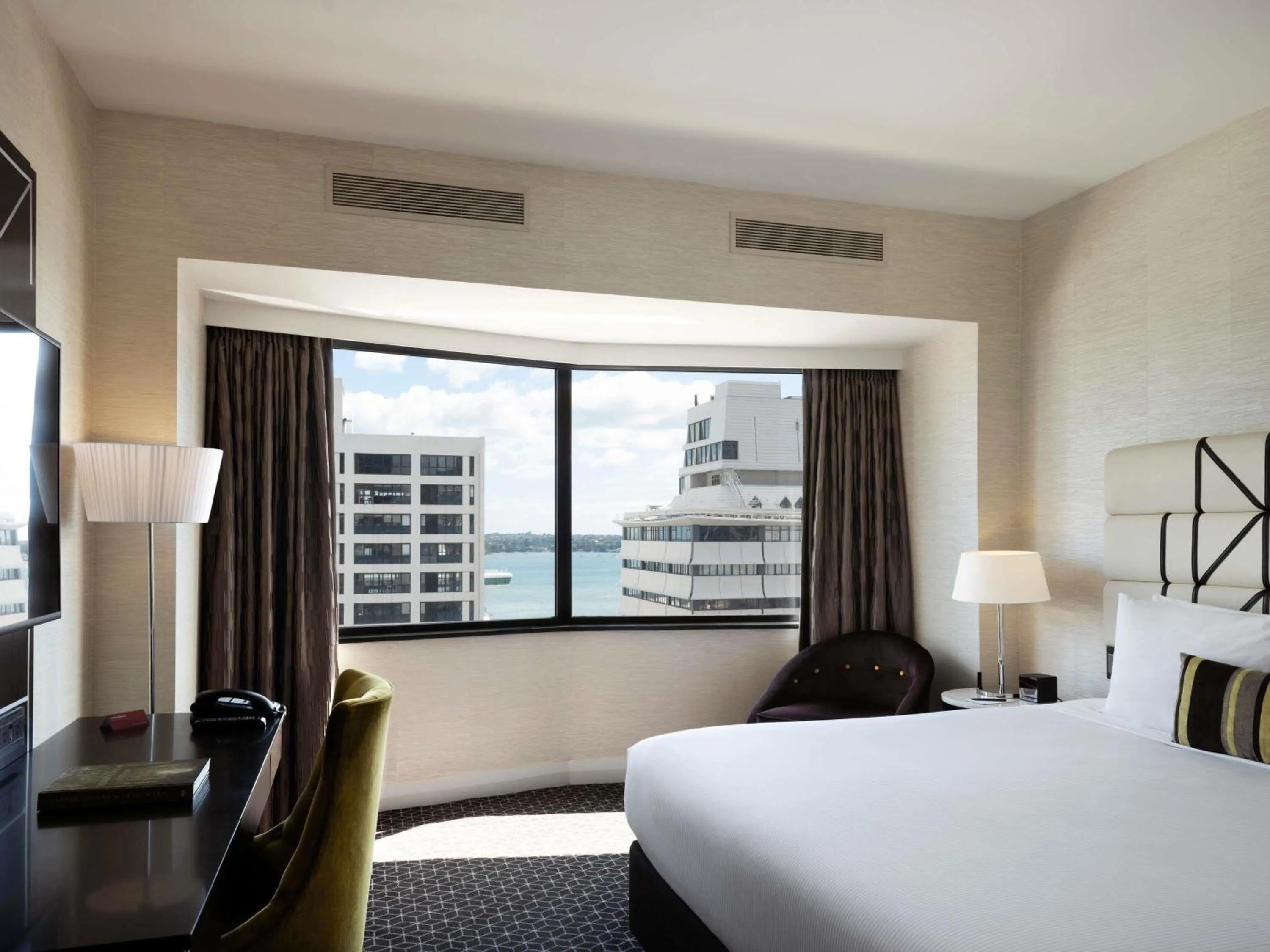 Junior Suite with King Bed - Non Smoking in Mövenpick Hotel Auckland