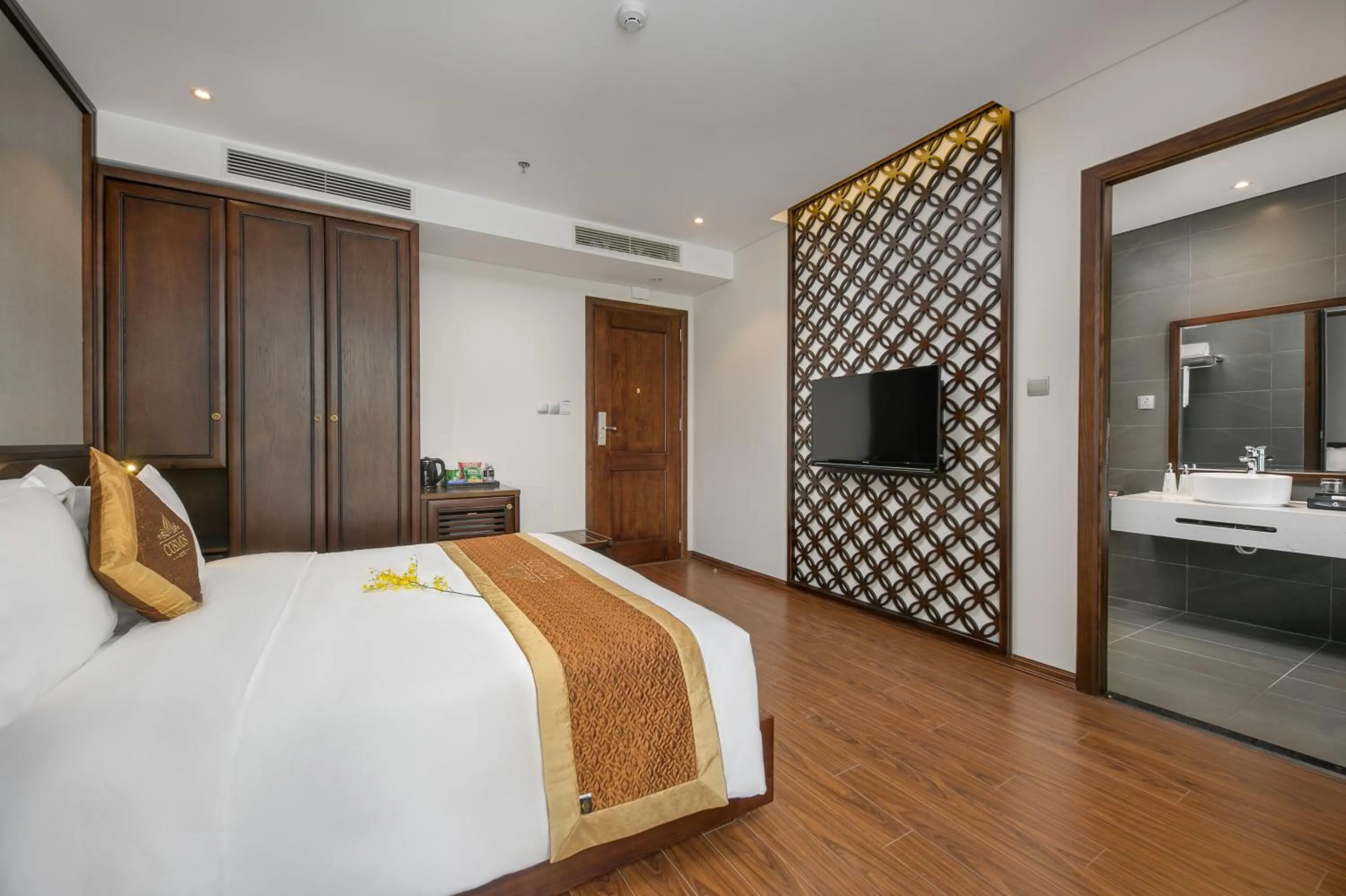 Deluxe Double Room with Bathtub in Cosmos Hotel Danang