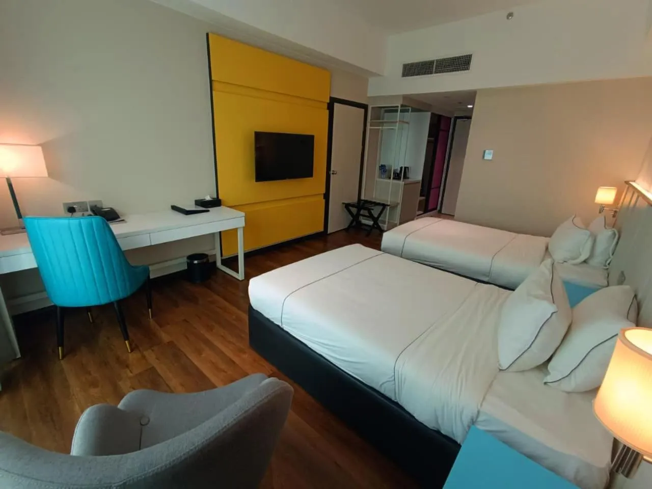 Deluxe Twin Room in Higher Hotel