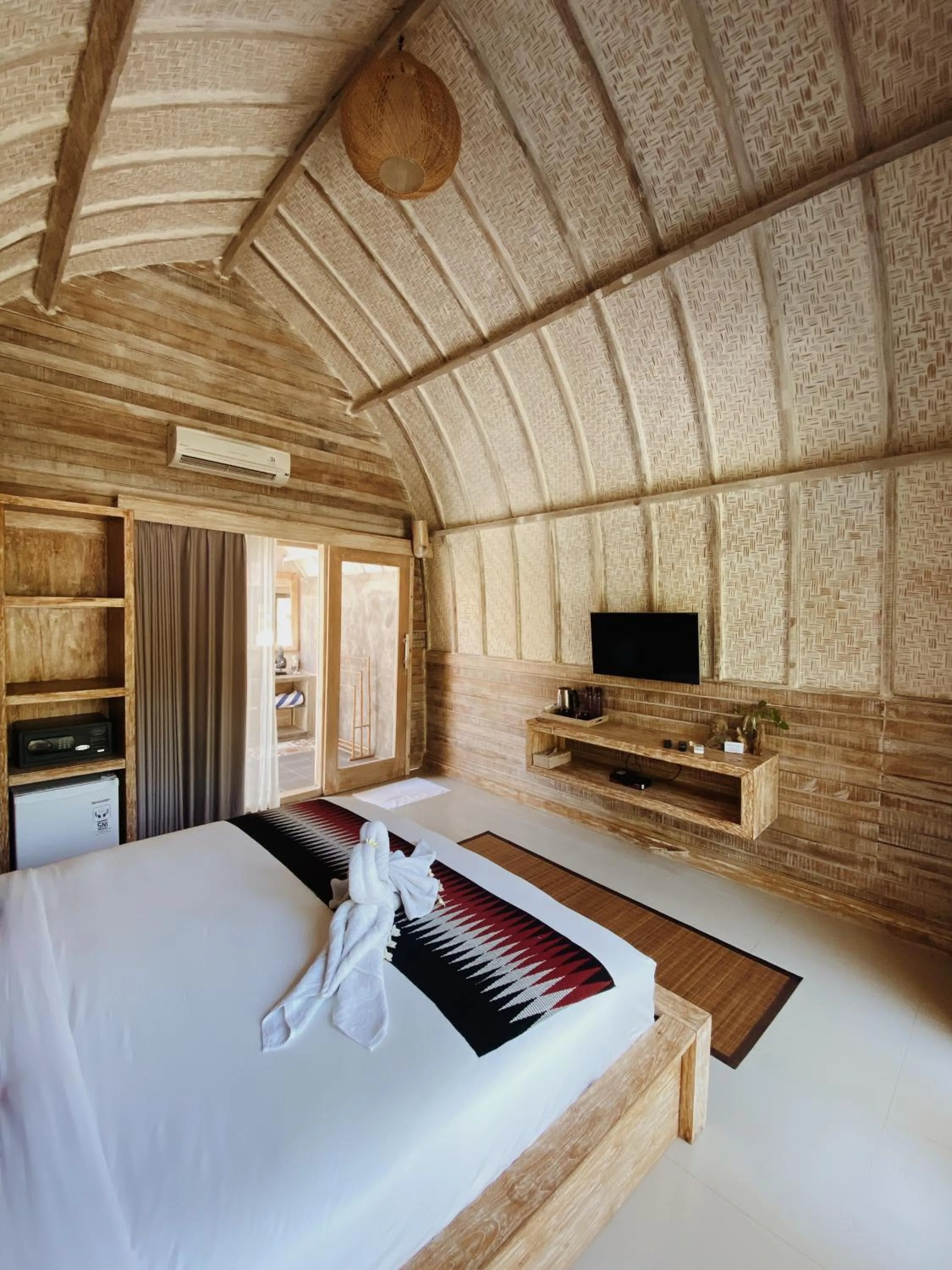 Deluxe Double Room with Bath in Kompyang Cottage