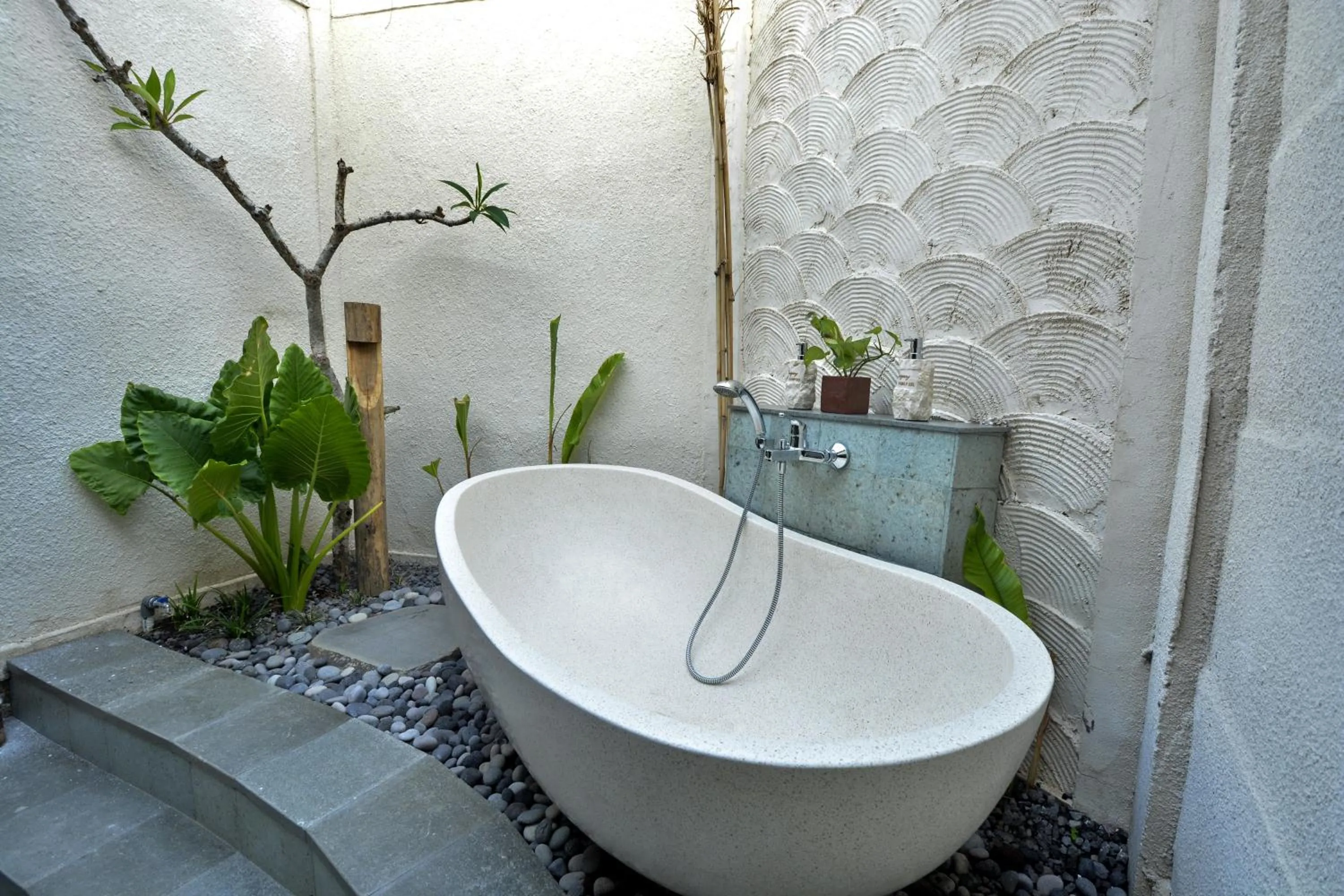 Deluxe Double Room with Bath in Kompyang Cottage