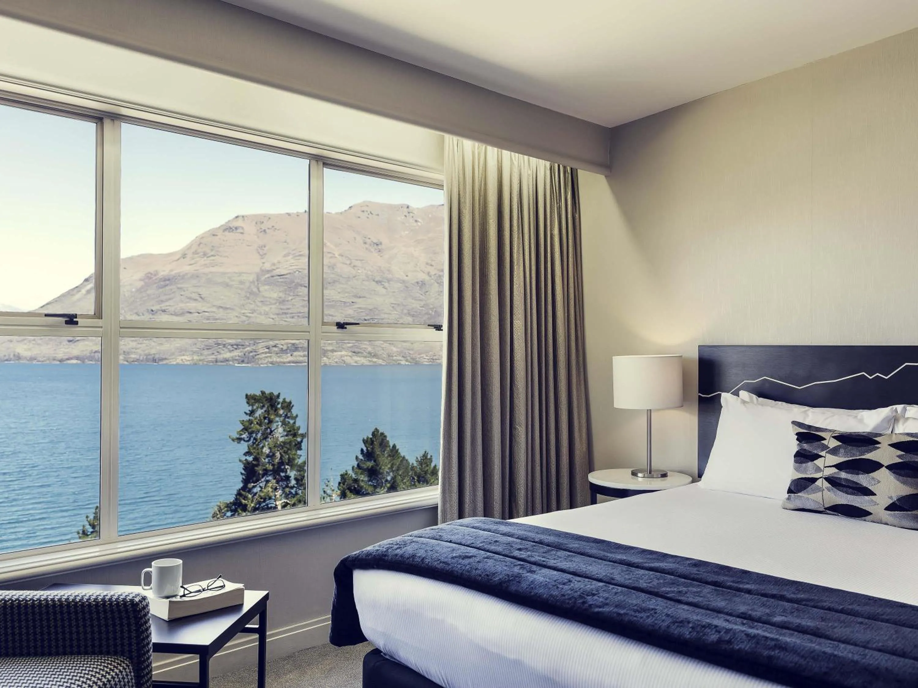 Superior Lake View Room with King Bed in Mercure Queenstown Resort