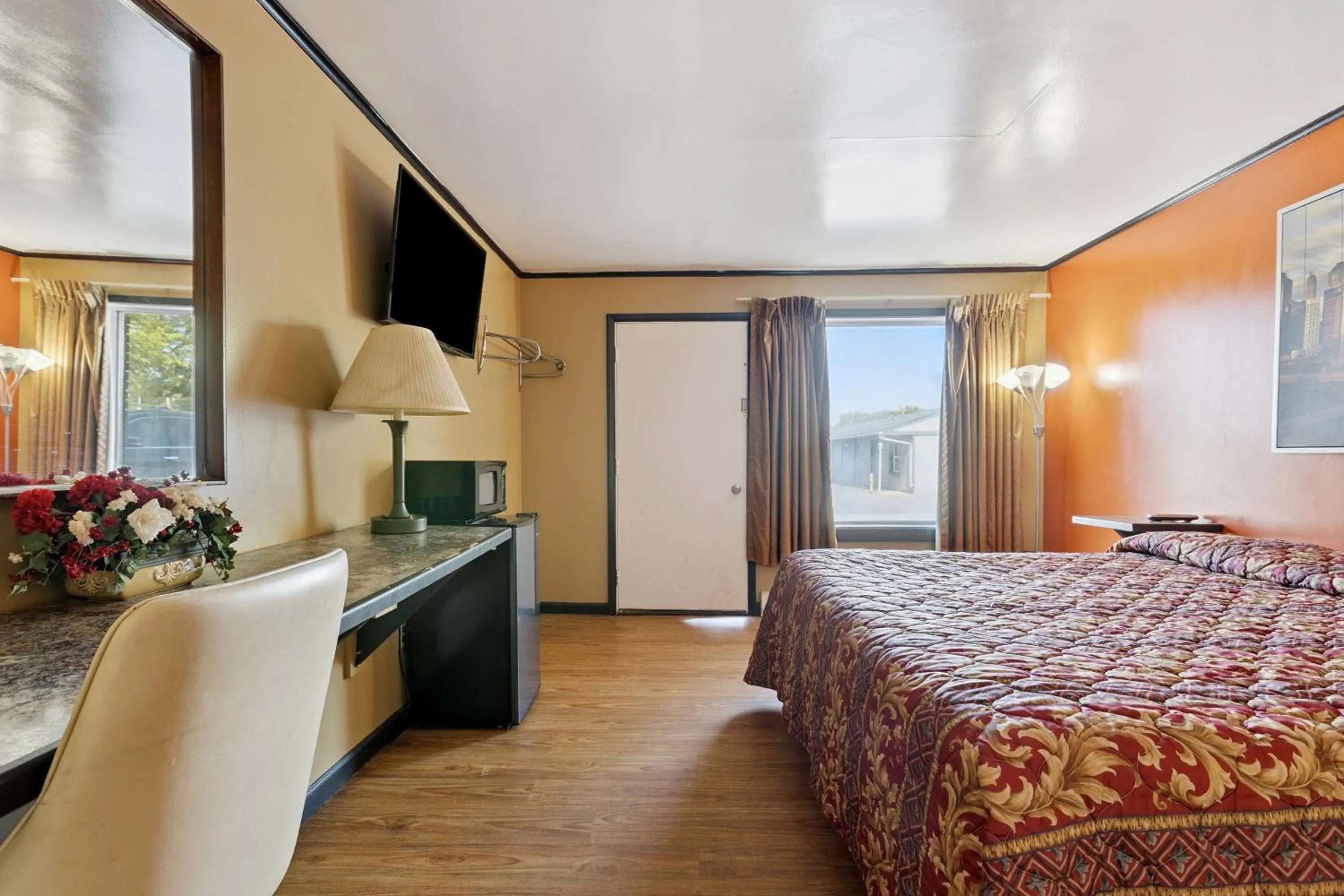 King Bed Non-Smoking in Currys Motel by OYO Saginaw MI