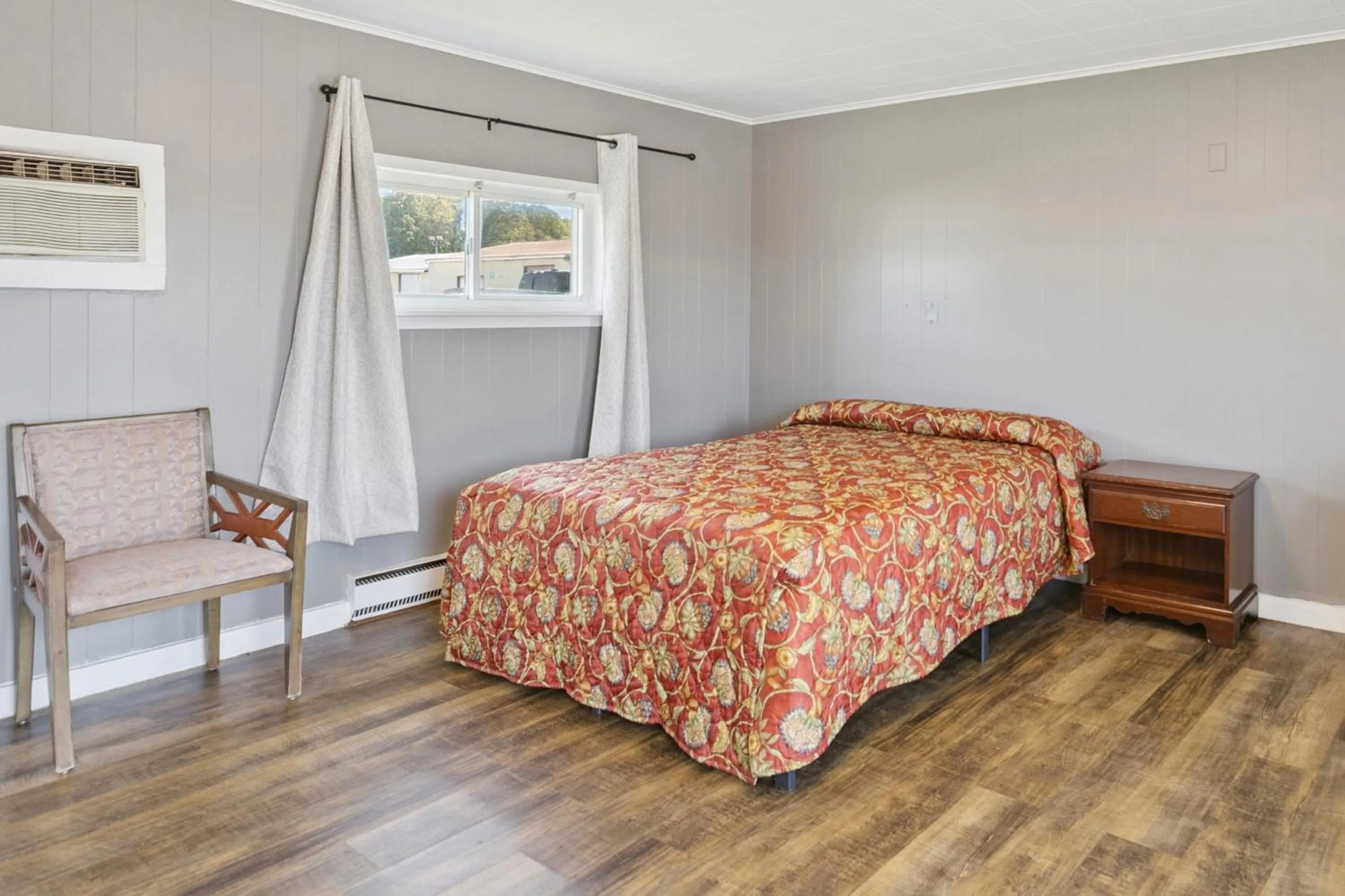 Queen Bed Non-Smoking in Currys Motel by OYO Saginaw MI