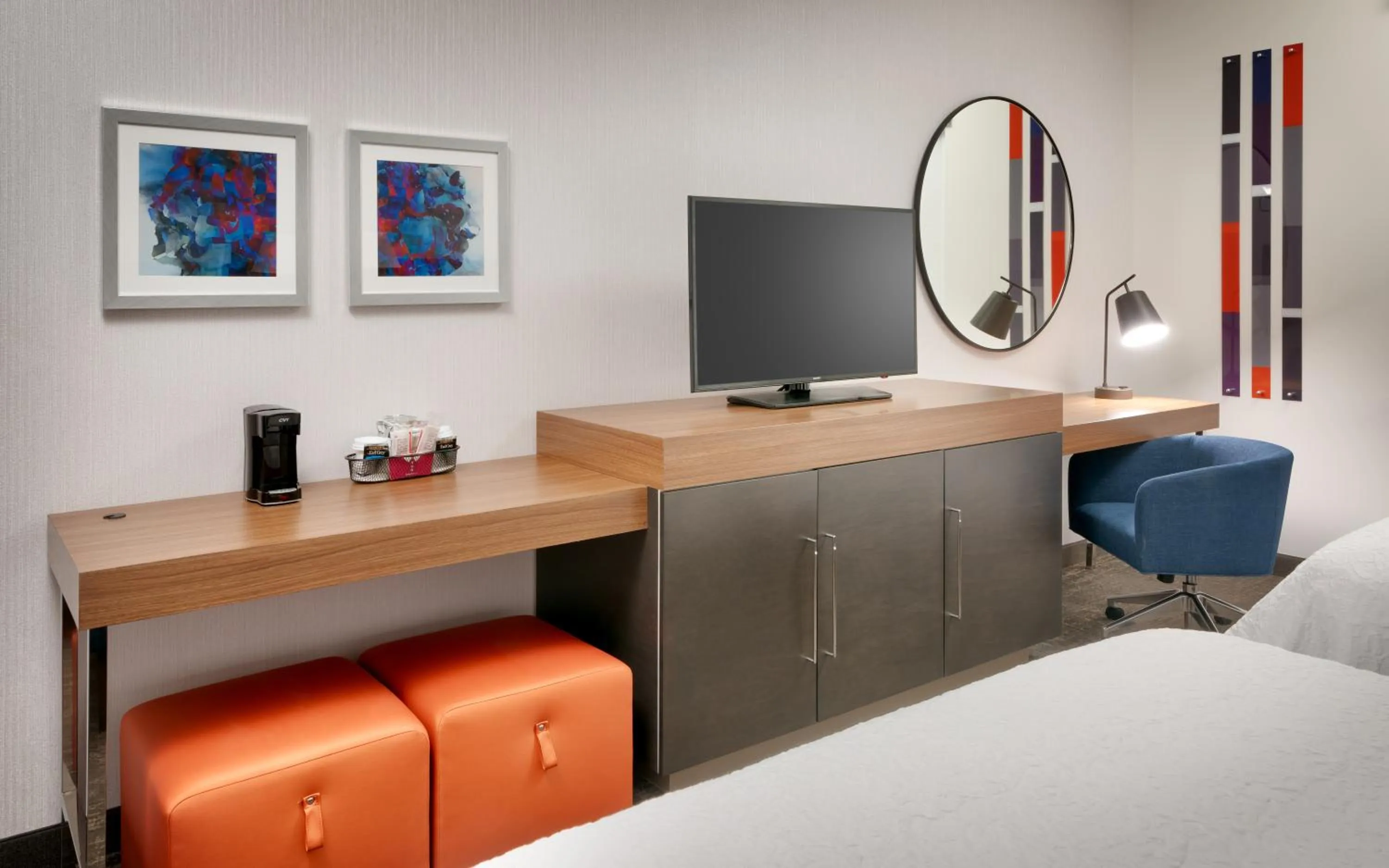 Queen Room with Bath Tub - Mobility Access/Non-Smoking in Hampton Inn & Suites Anaheim Resort Convention Center