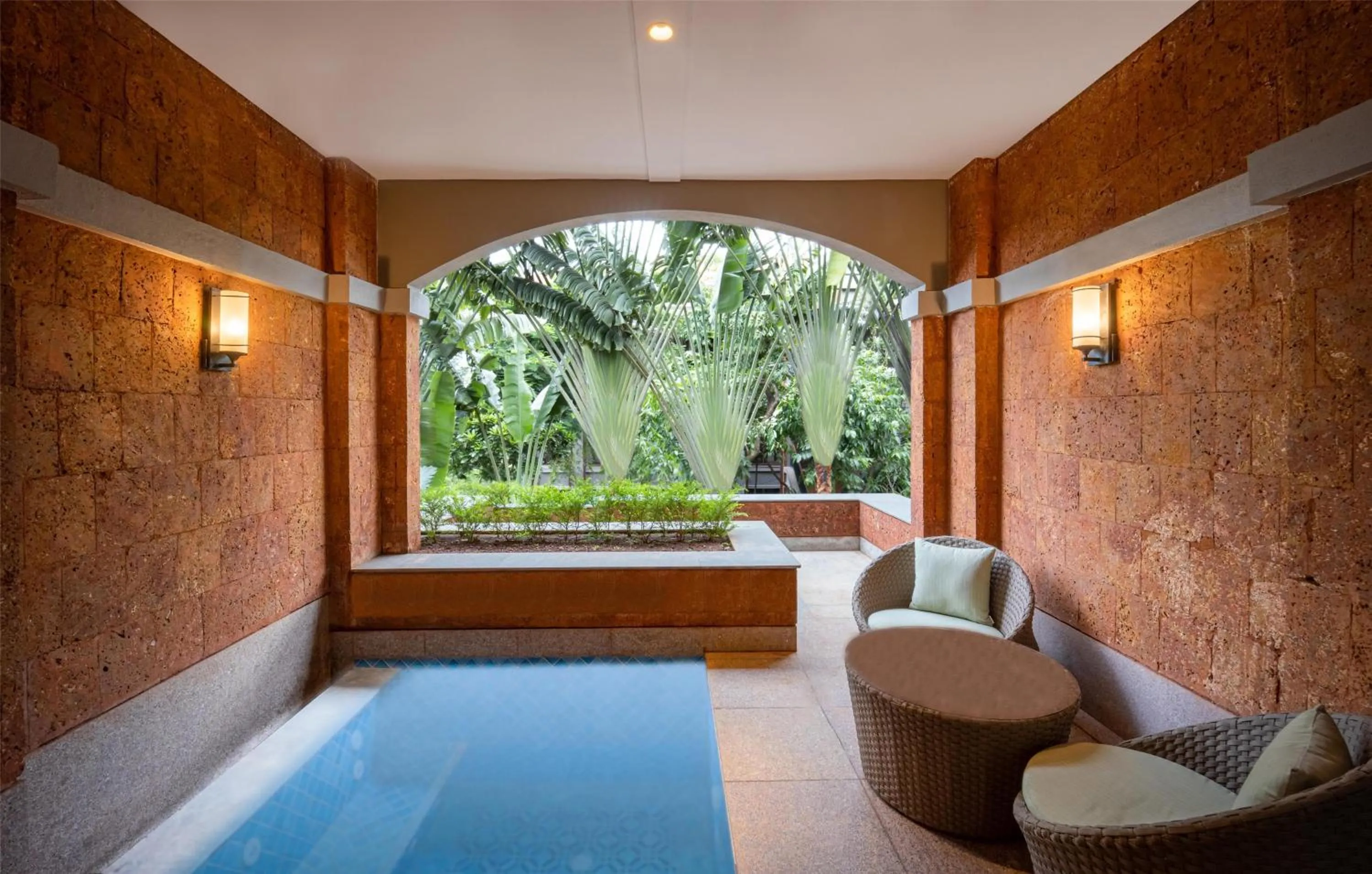 Luxury King Room with Whirlpool Bath and Lounge in Hilton Goa Resort Candolim