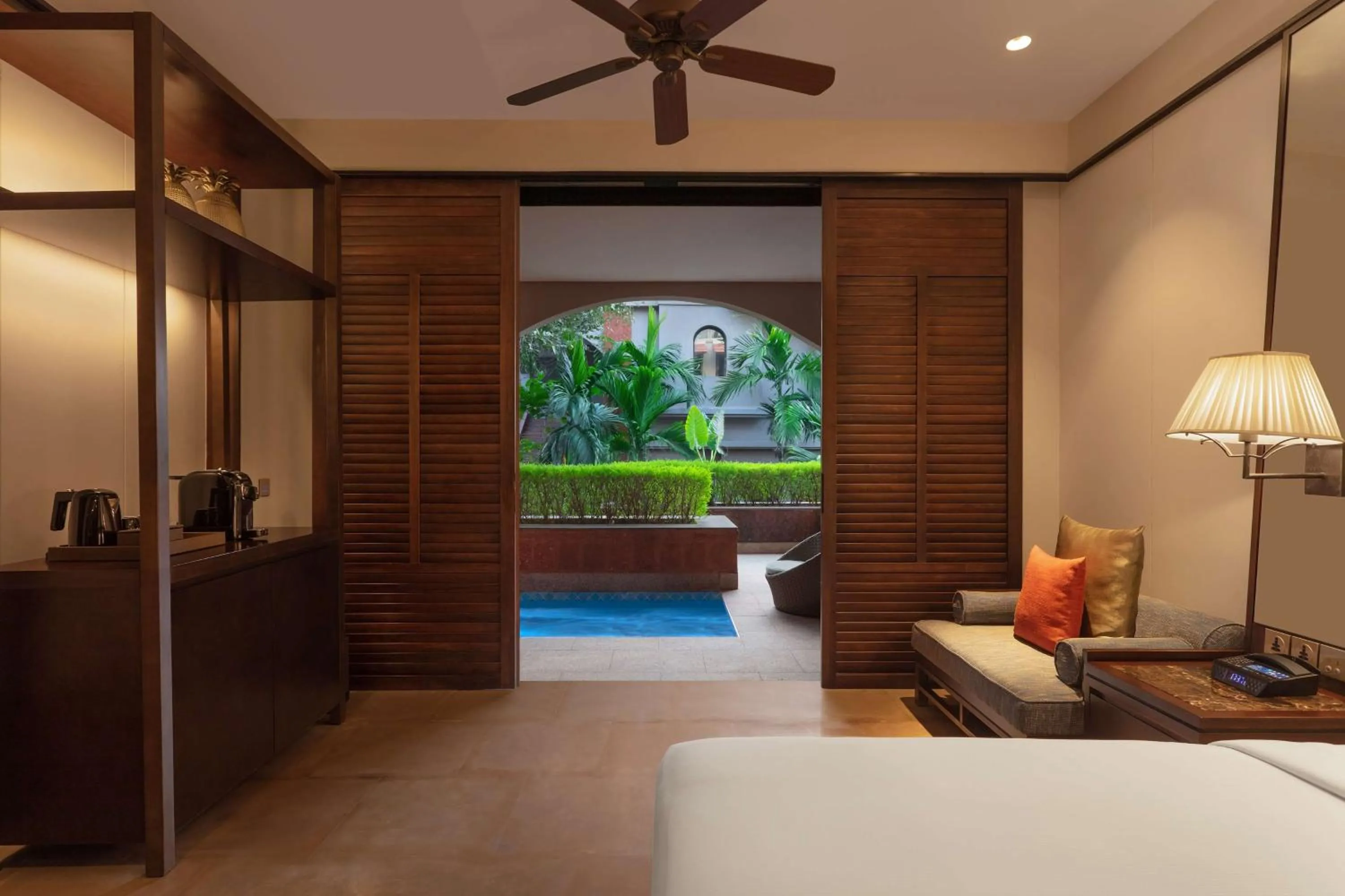 Luxury Queen Room with Whirlpool Bath and Lounge in Hilton Goa Resort Candolim