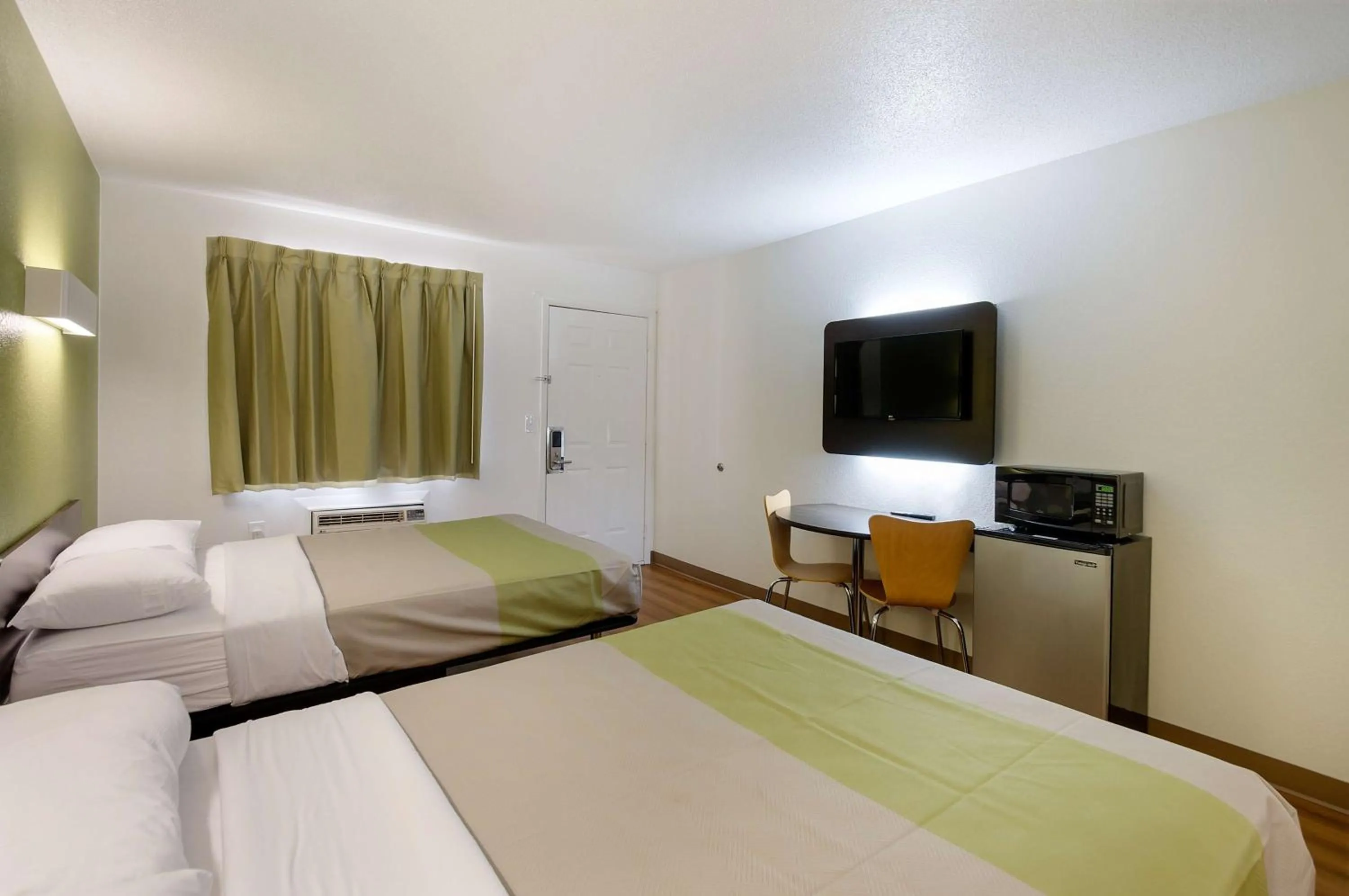 Deluxe Quadruple Room - Non-Smoking in Motel 6-Charles Town, WV