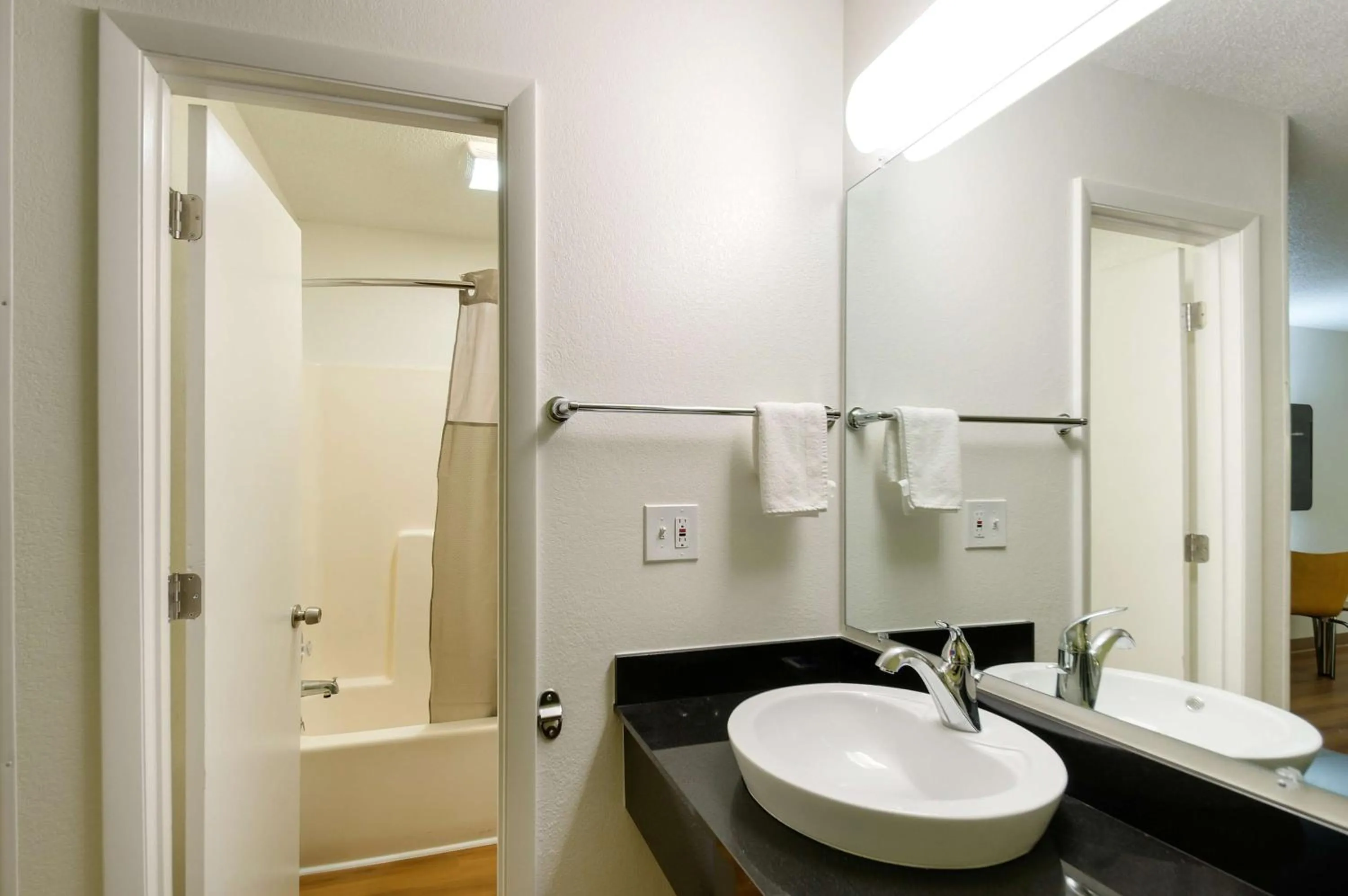 Deluxe King Room - Smoking in Motel 6-Charles Town, WV