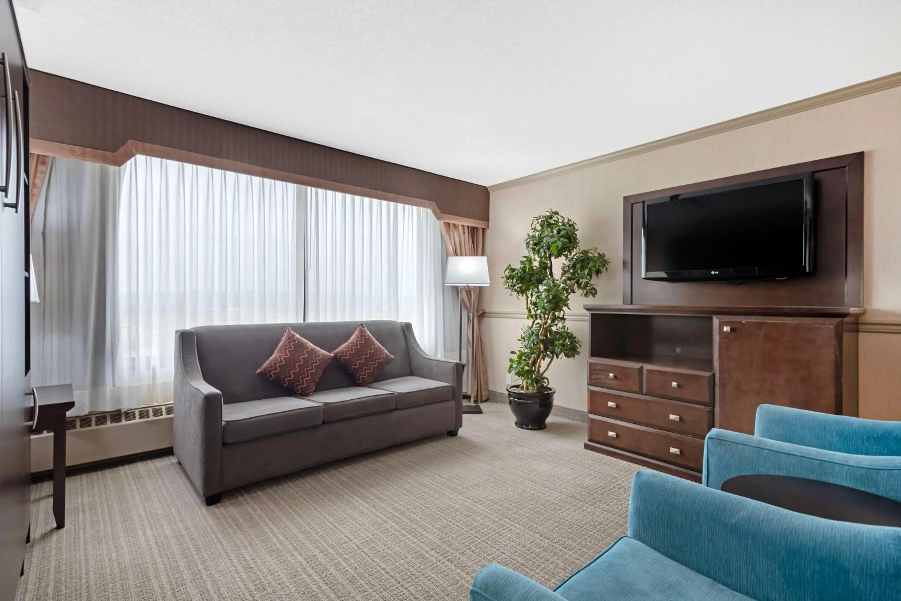 King Suite with Spa Bath - Non-Smoking in Best Western PLUS Port O'Call Hotel