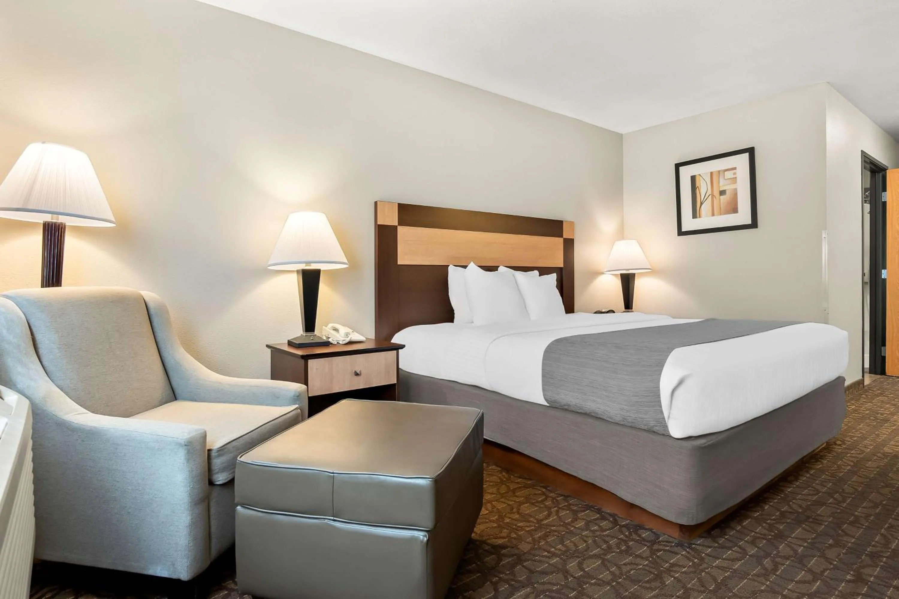King Room with Roll-In Shower - Mobility Access in Best Western Sawtooth Inn and Suites