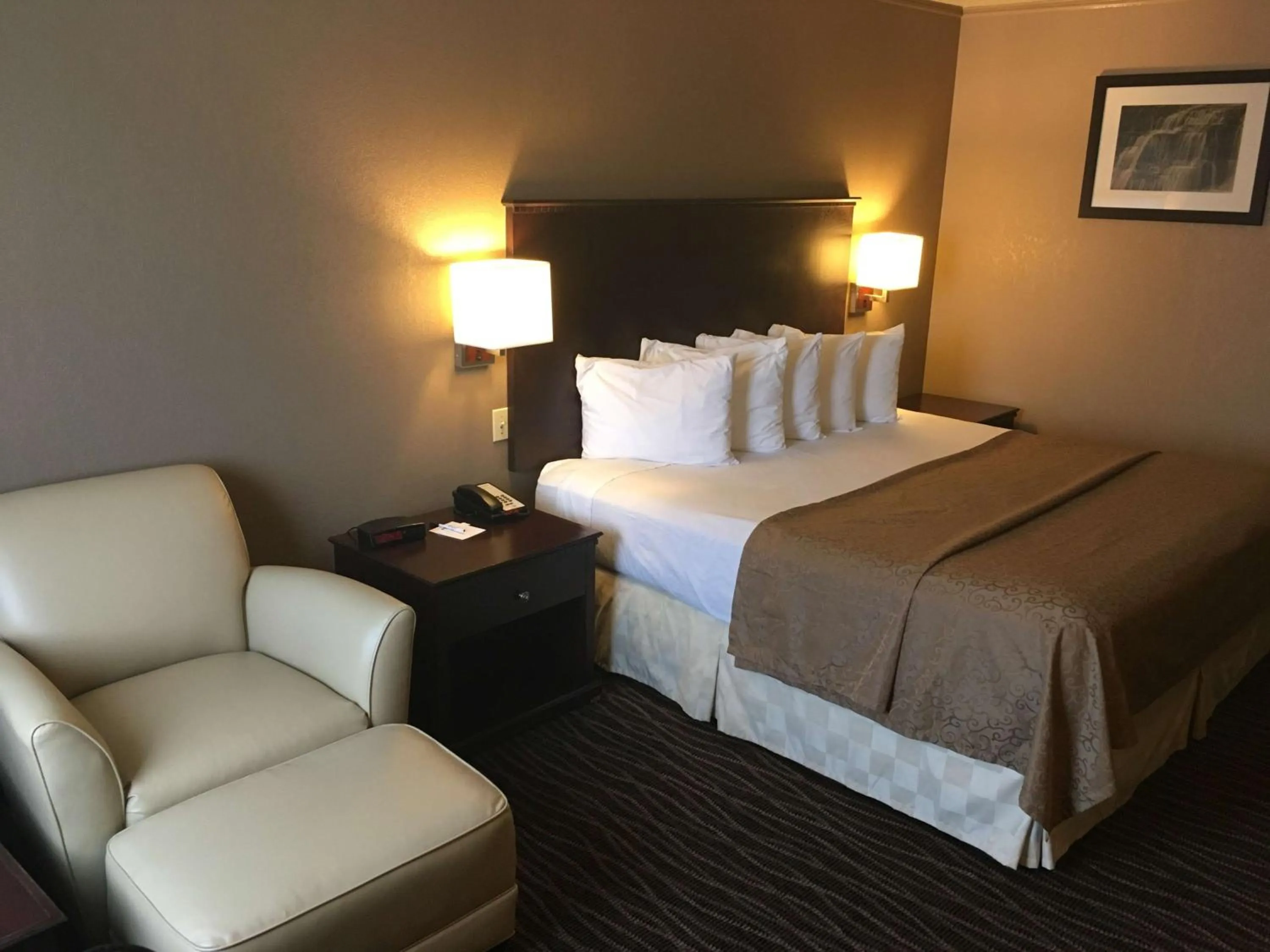 King Room with Bath Tub - Disability Access in Best Western San Marcos