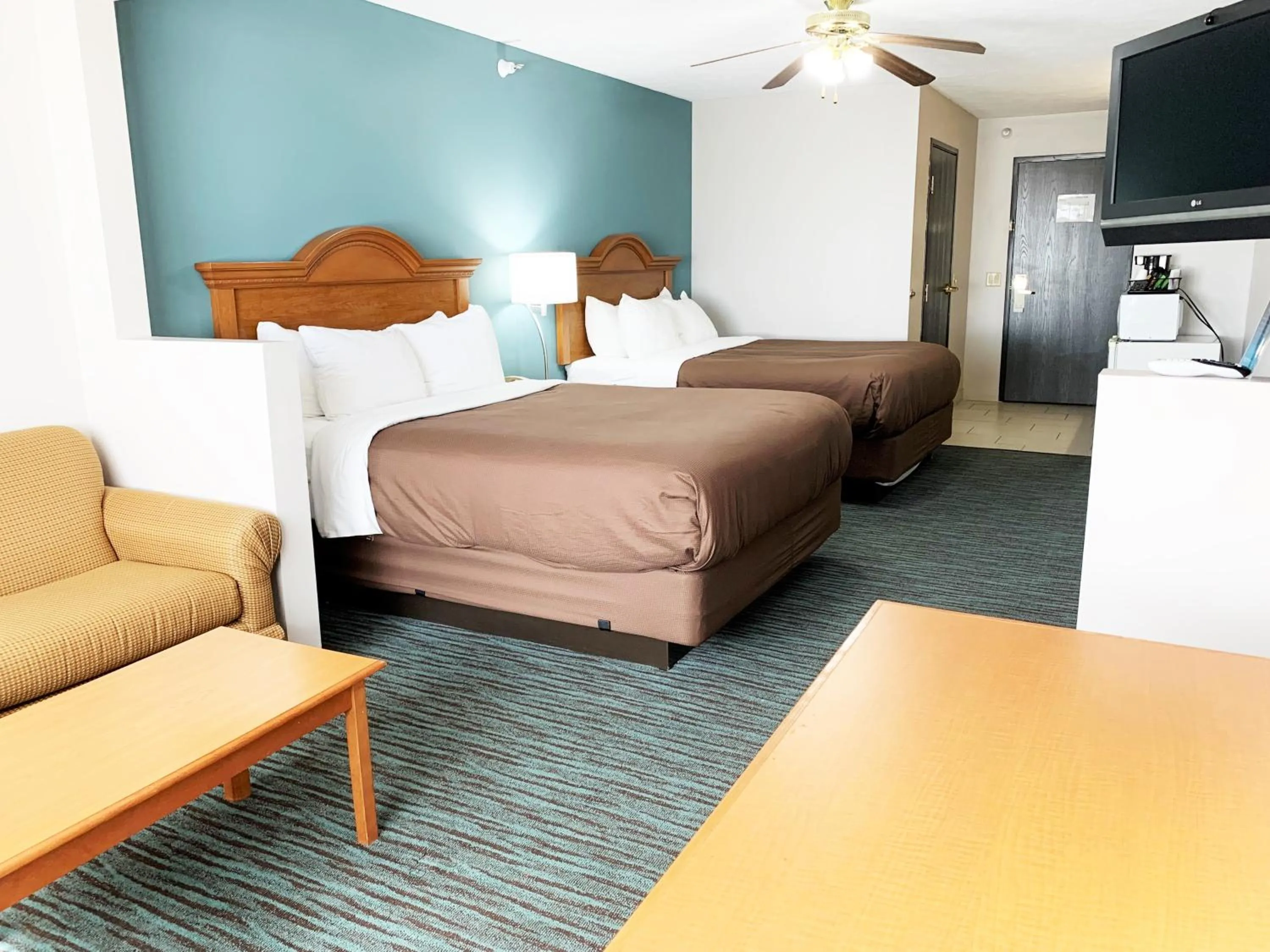 Queen Suite with Two Queen Beds in BridgePointe Inn & Suites by BPhotels, Lincoln I-80 & 27th St